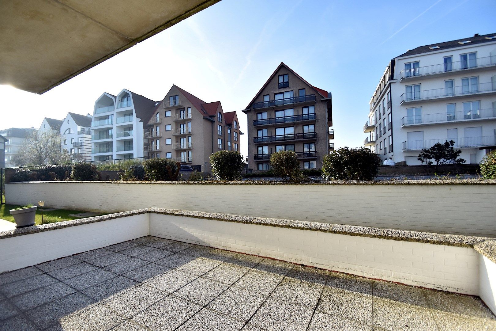 Studio met veel potentieel, zonnig terras en topligging net achter de Zeedijk foto 6