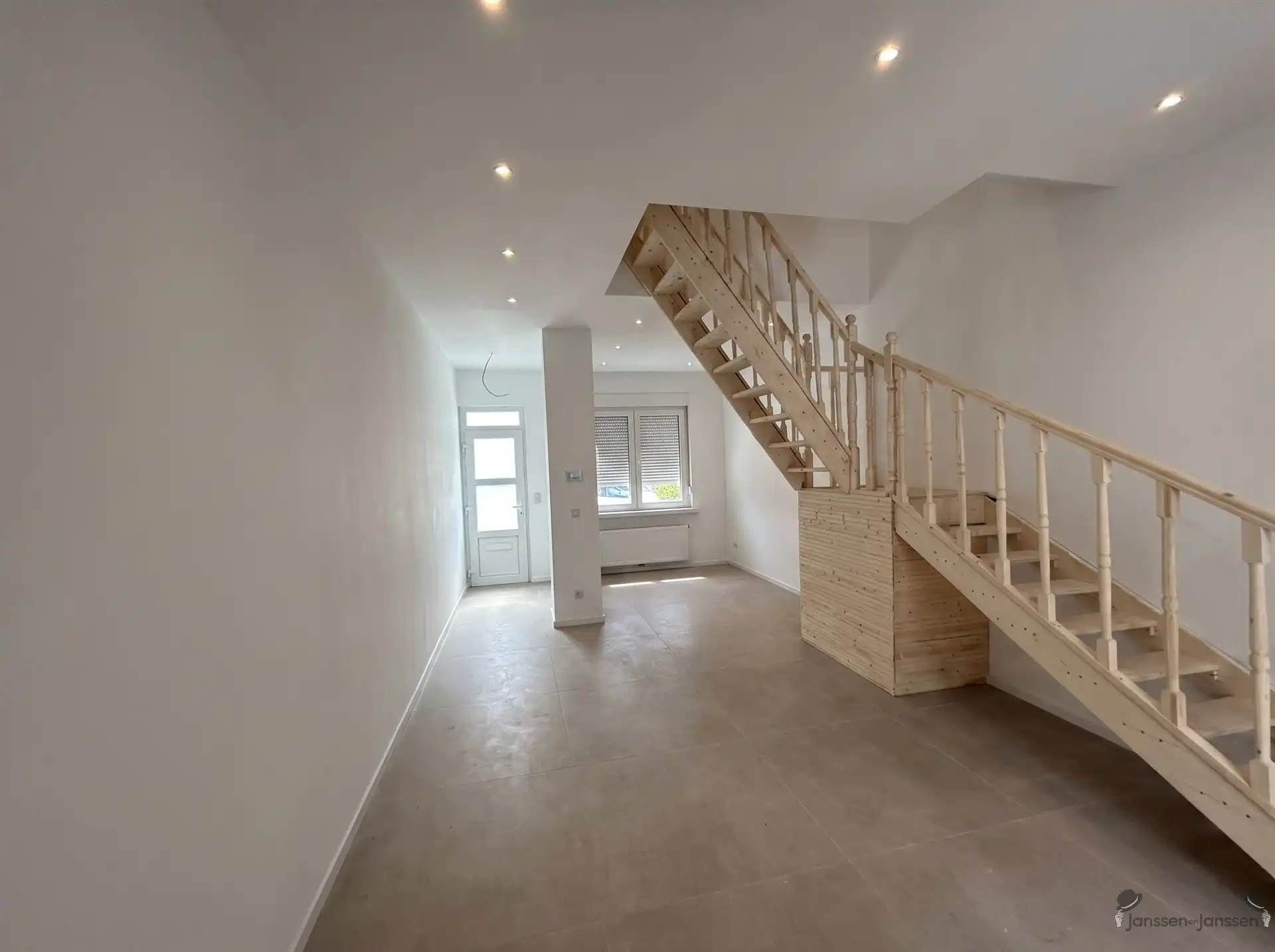 gerenoveerde woning met tuin foto 3