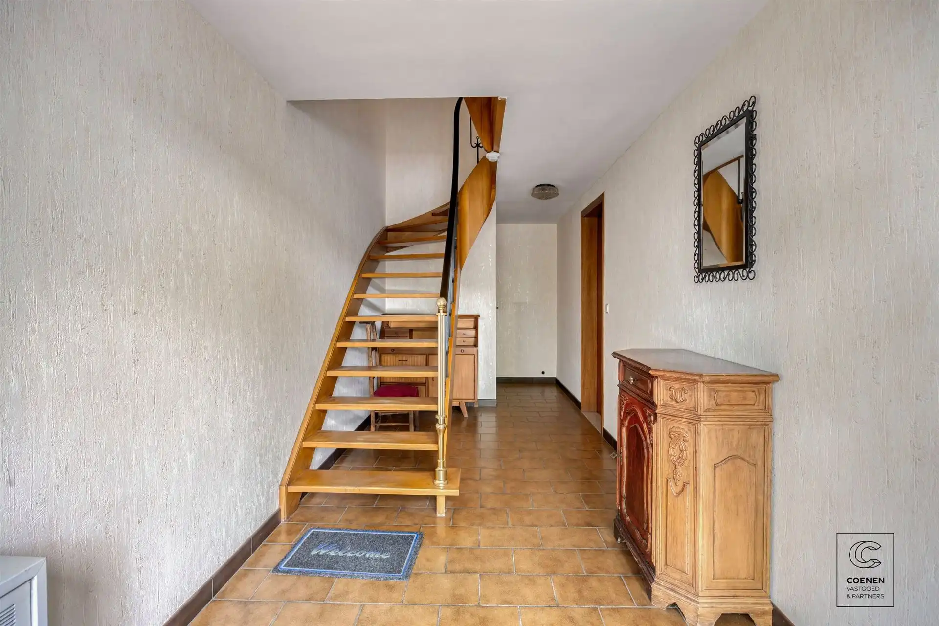 HOB bel-étage van 193m² met drie slpk's en ruime tuin! foto 2