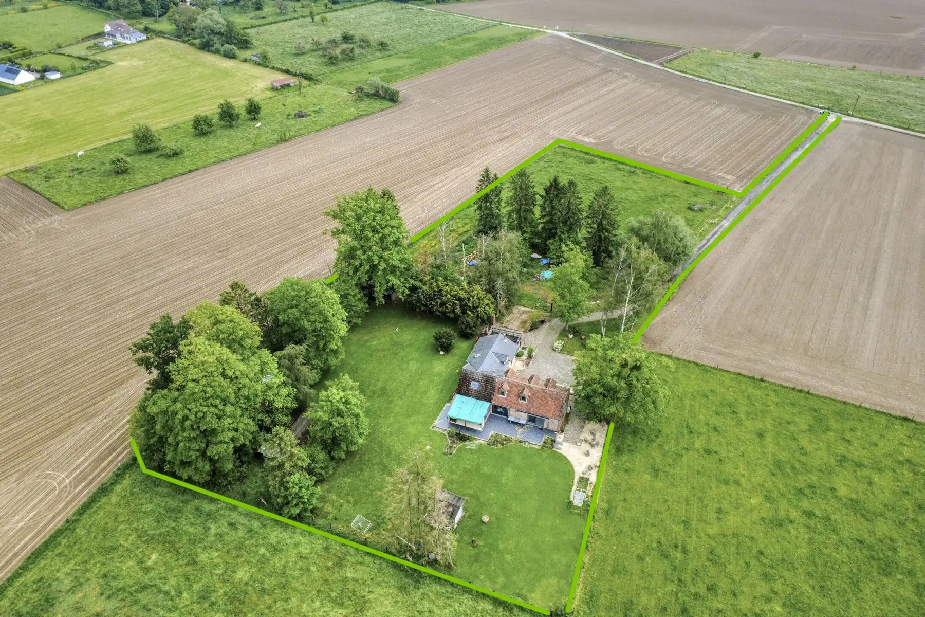Uitzonderlijk gelegen landhuis omgeven door natuur en rust foto {{pictureIndex}}