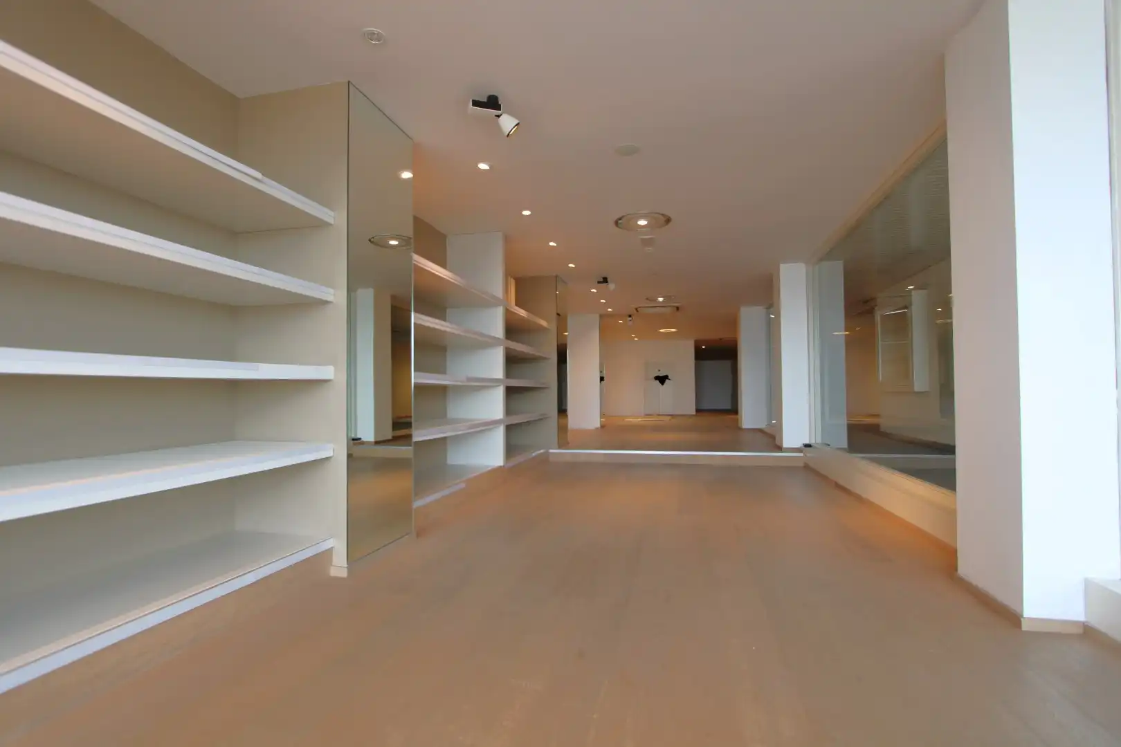 Verhuurd winkel te koop van 471 m² te Zeedijk  678-679 foto 4