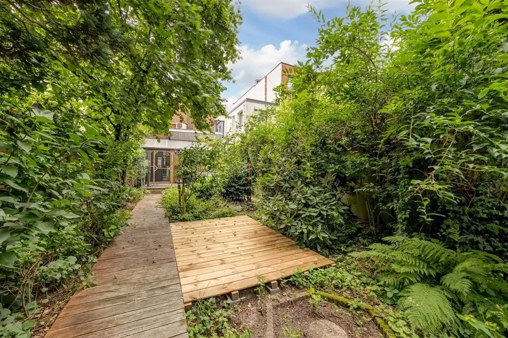 Stijlvol gerenoveerde woning met authentieke charme, zonnige tuin en toplocatie foto 3