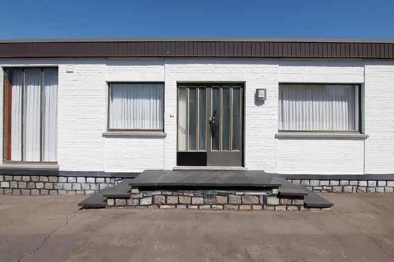 Ruime en rustig gelegen, te renoveren gelijkvloerse woning met bijna volledige onderkeldering op een knap perceel foto 9