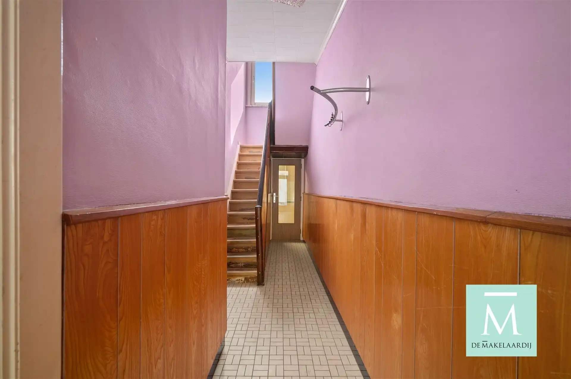 Leuke, op te frissen starterswoning met 3 slaapkamers en gezellig terrasje op toplocatie! foto 2