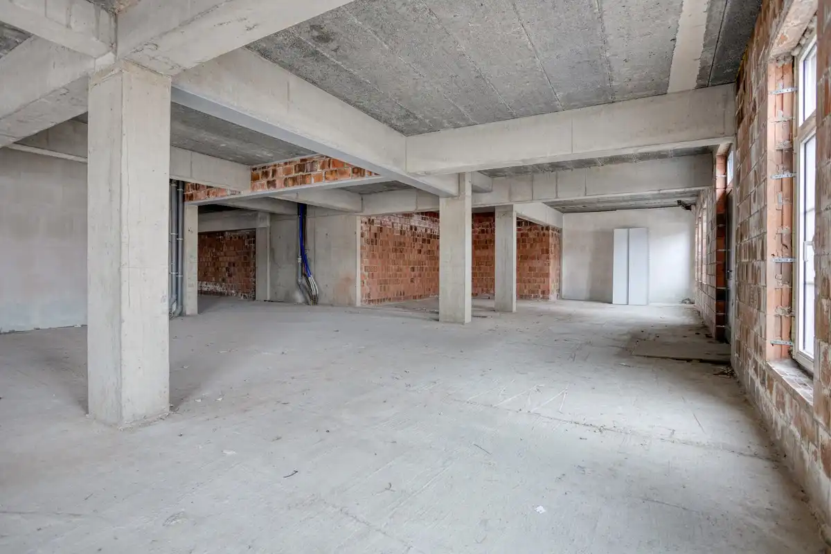Casco kantoor-/handelsruimte van 724 m² met 7 parkings en kelderbergingen in het centrum. foto 20