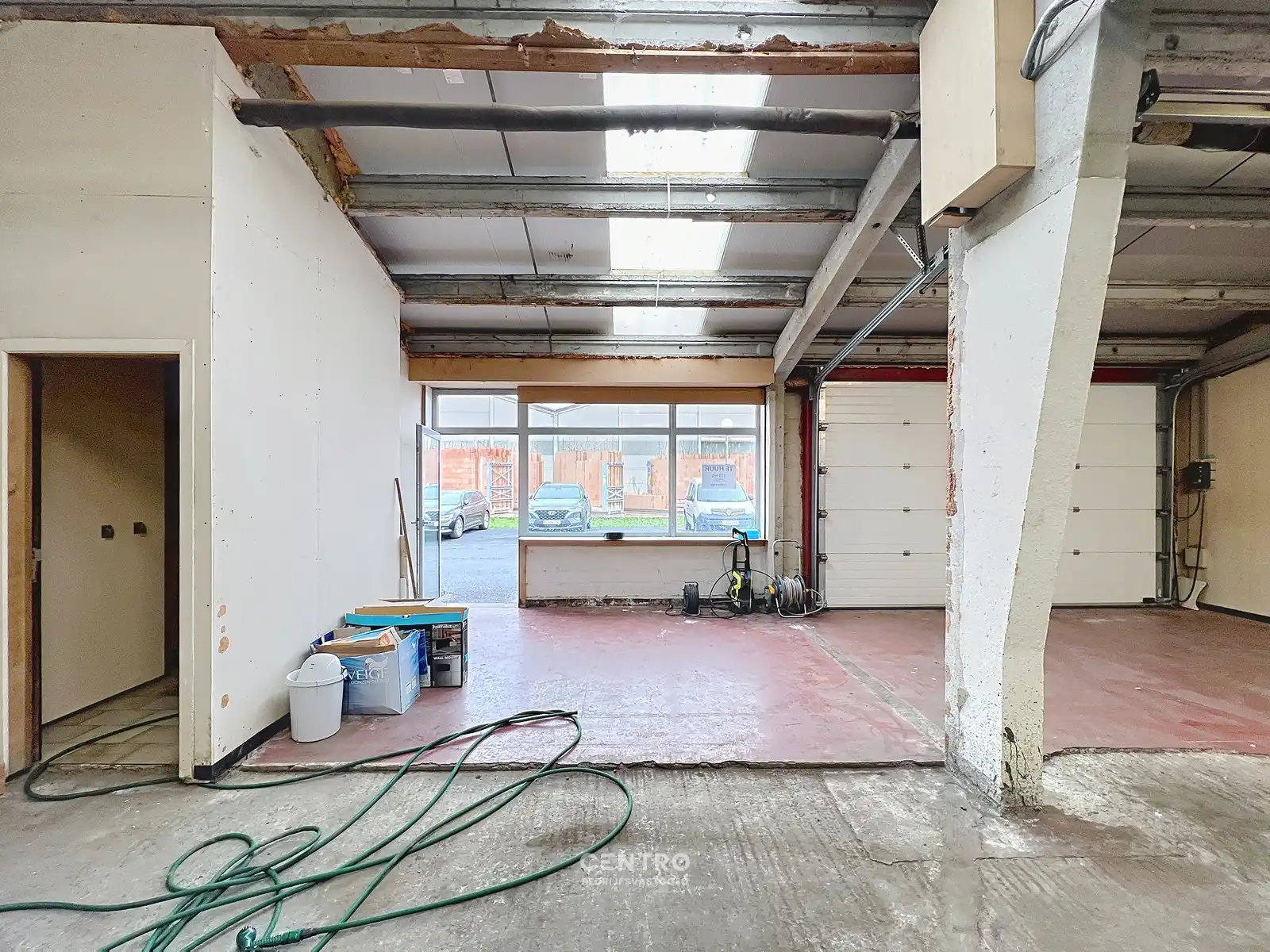 Magazijn van 315m² met mezzanine vlak bij de RING van Poperinge ! foto 5