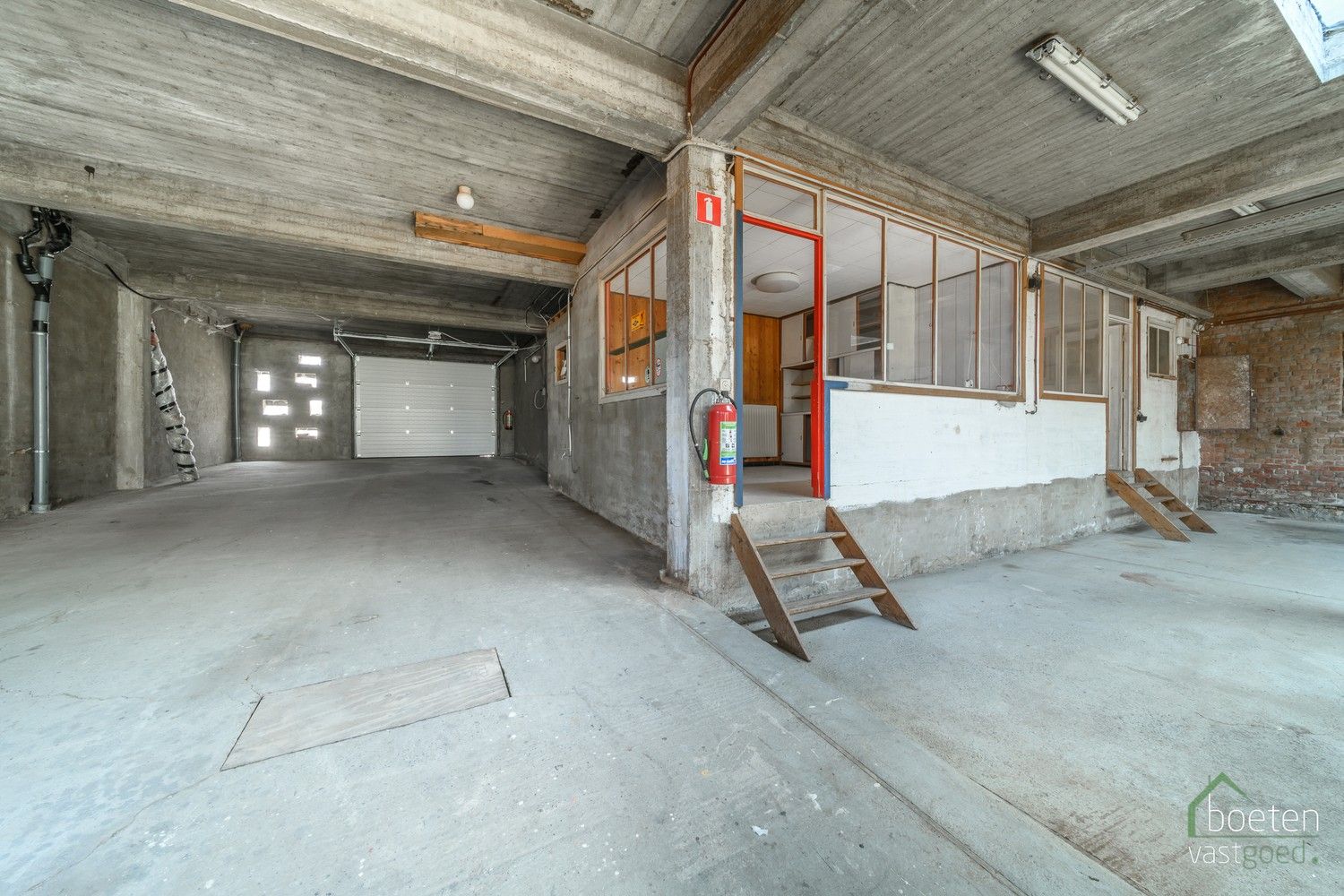 Veurne: Opslagplaats van ca 360m² met dubbele garage en ontsluiting achteraan in het centrum foto 4