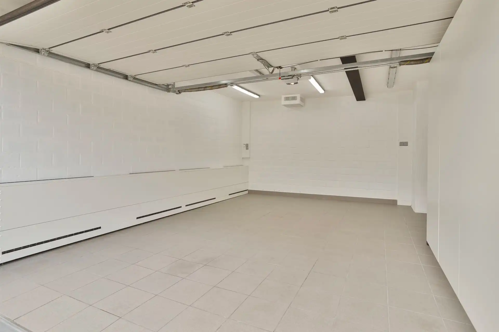 Instapklaar appartement met 2 slpk's, terras, garage en berging! foto 18