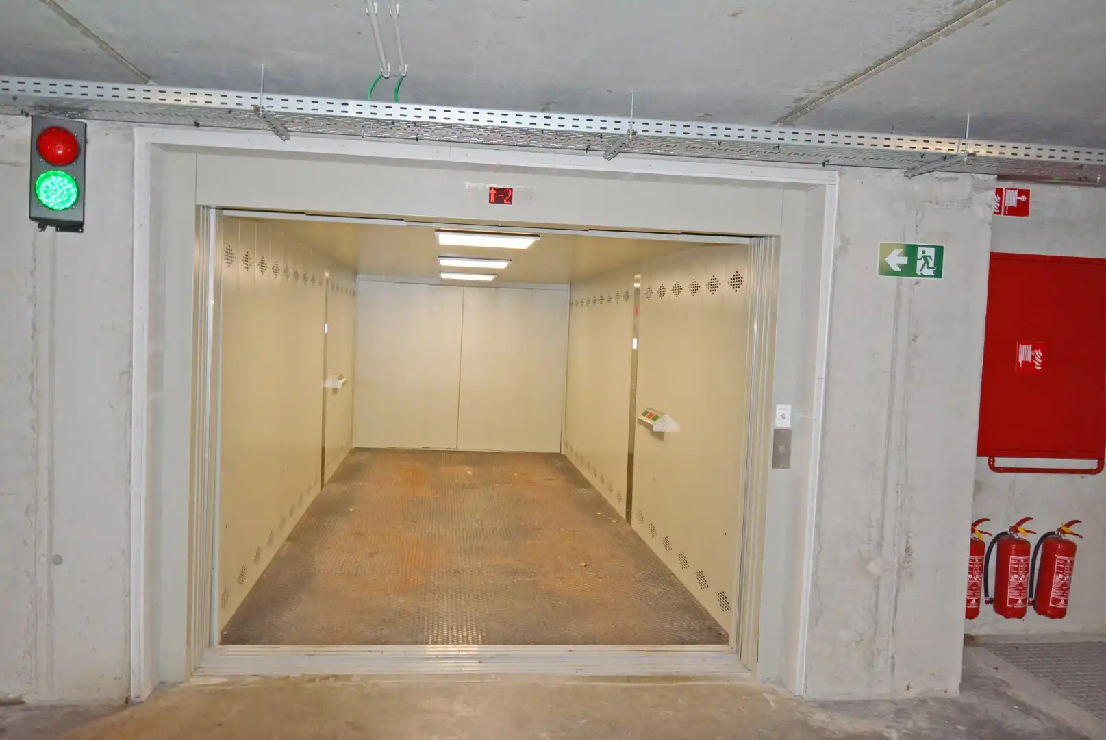 Ruime en zeer centraal gelegen garagebox . foto 2