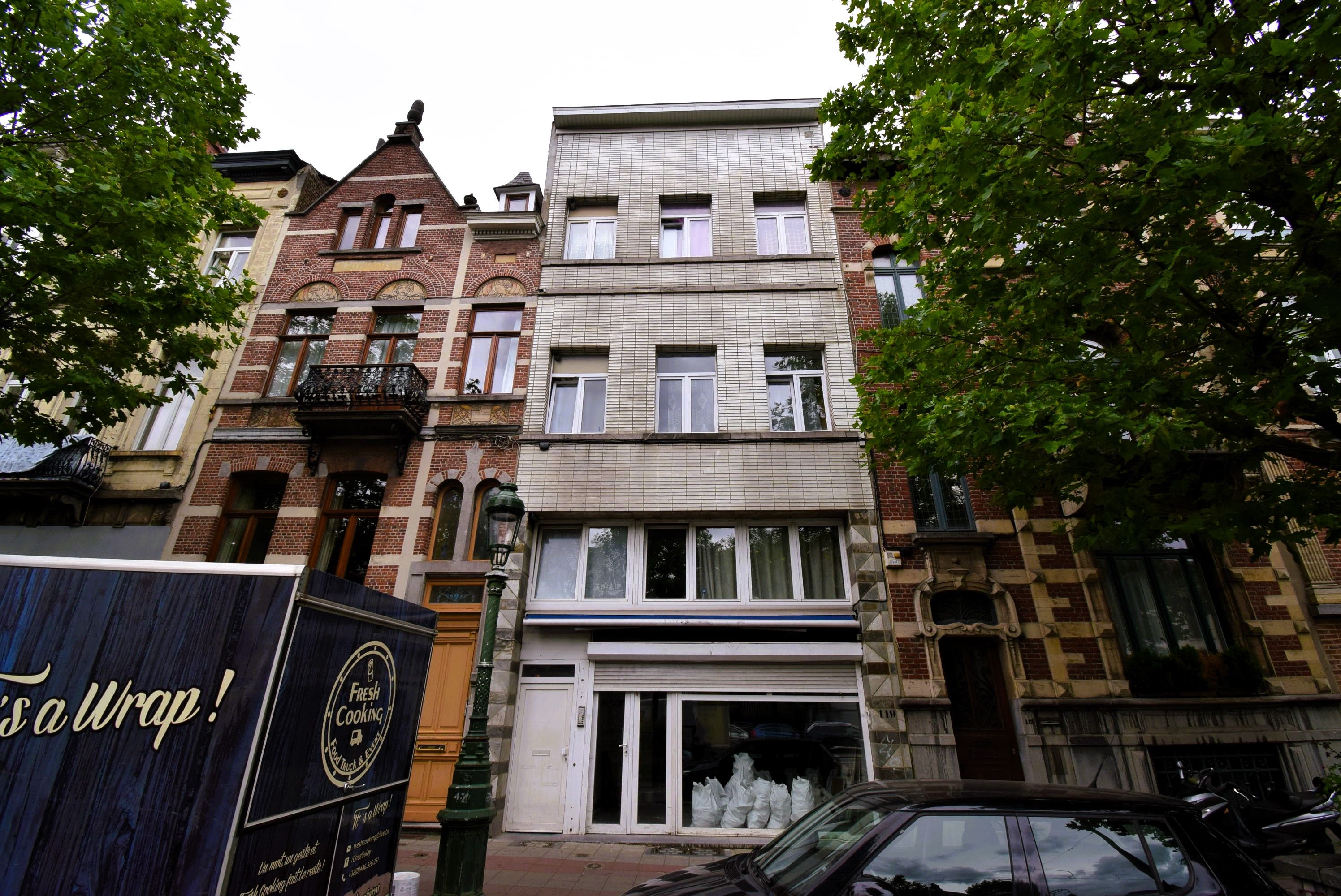 Opbrengstgebouw met een commercieel gelijkvloers en 3 appartementen foto 1