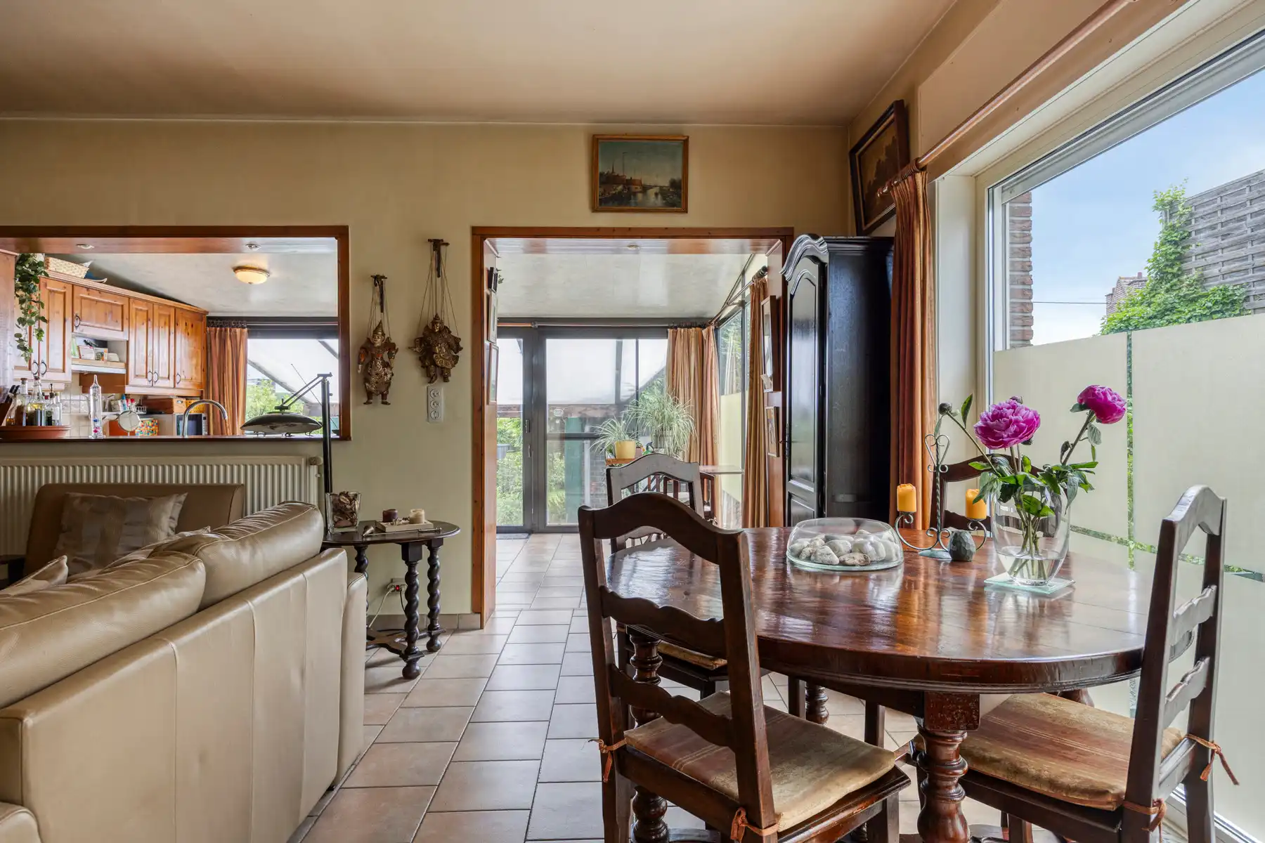 Degelijke 3-gevel met drie slaapkamers, tuin en garage foto 9