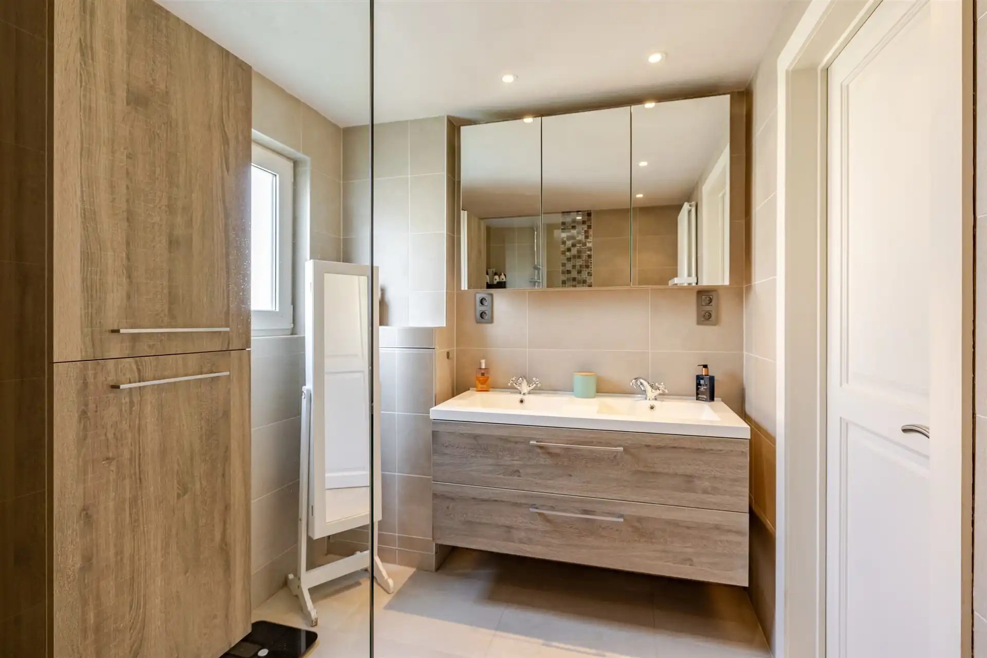 Instapklare halfopen woning met parking, Beveren - 2 slp foto 3