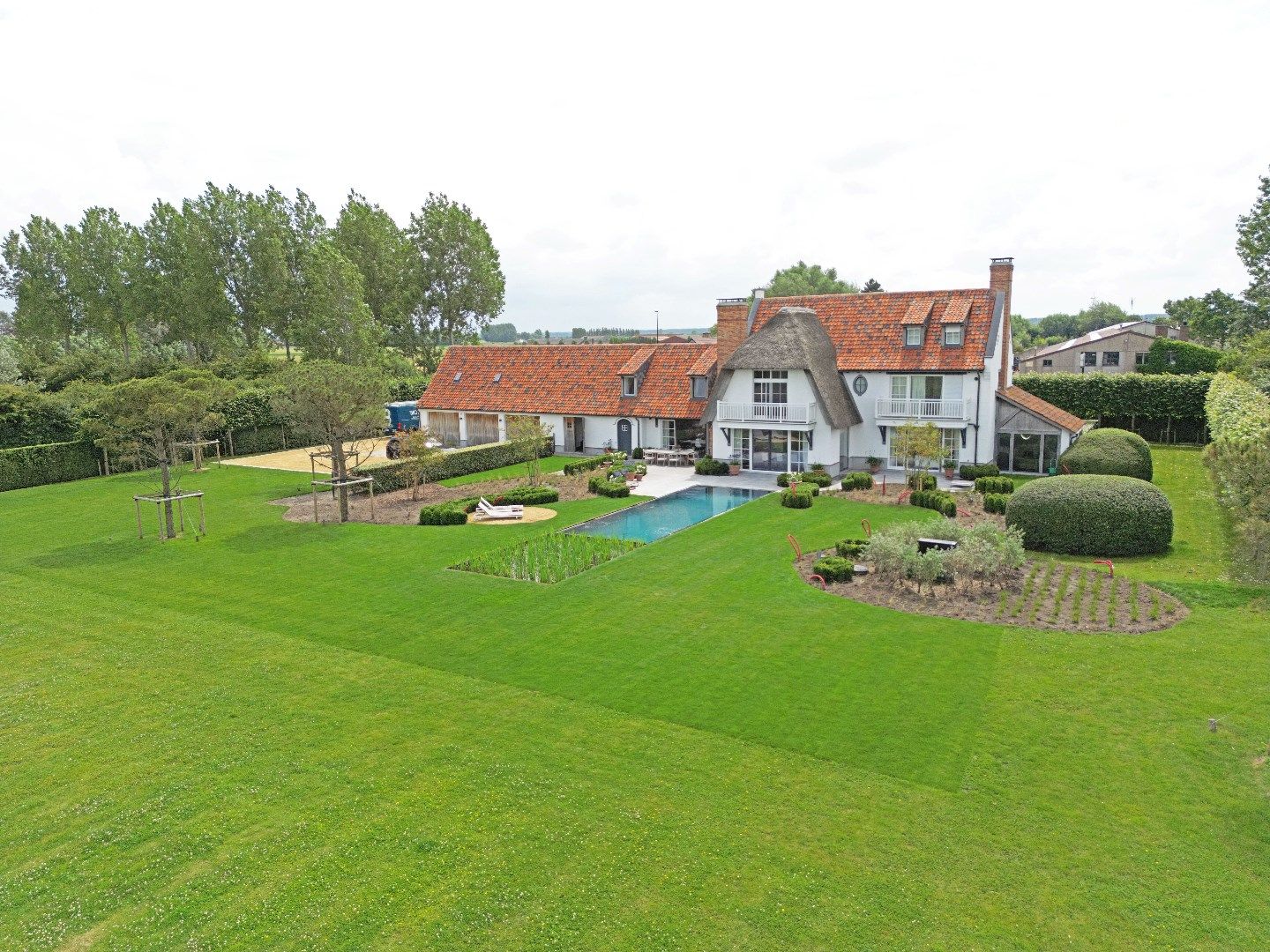 Landgoed met zwembad op meer dan 1 hectare aan de toekomstige golf van Knokke. foto 2