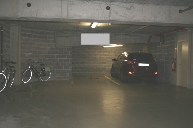 AUTOSTAANPLAATS IN AFGESLOTEN GARAGE TE HUUR foto 3