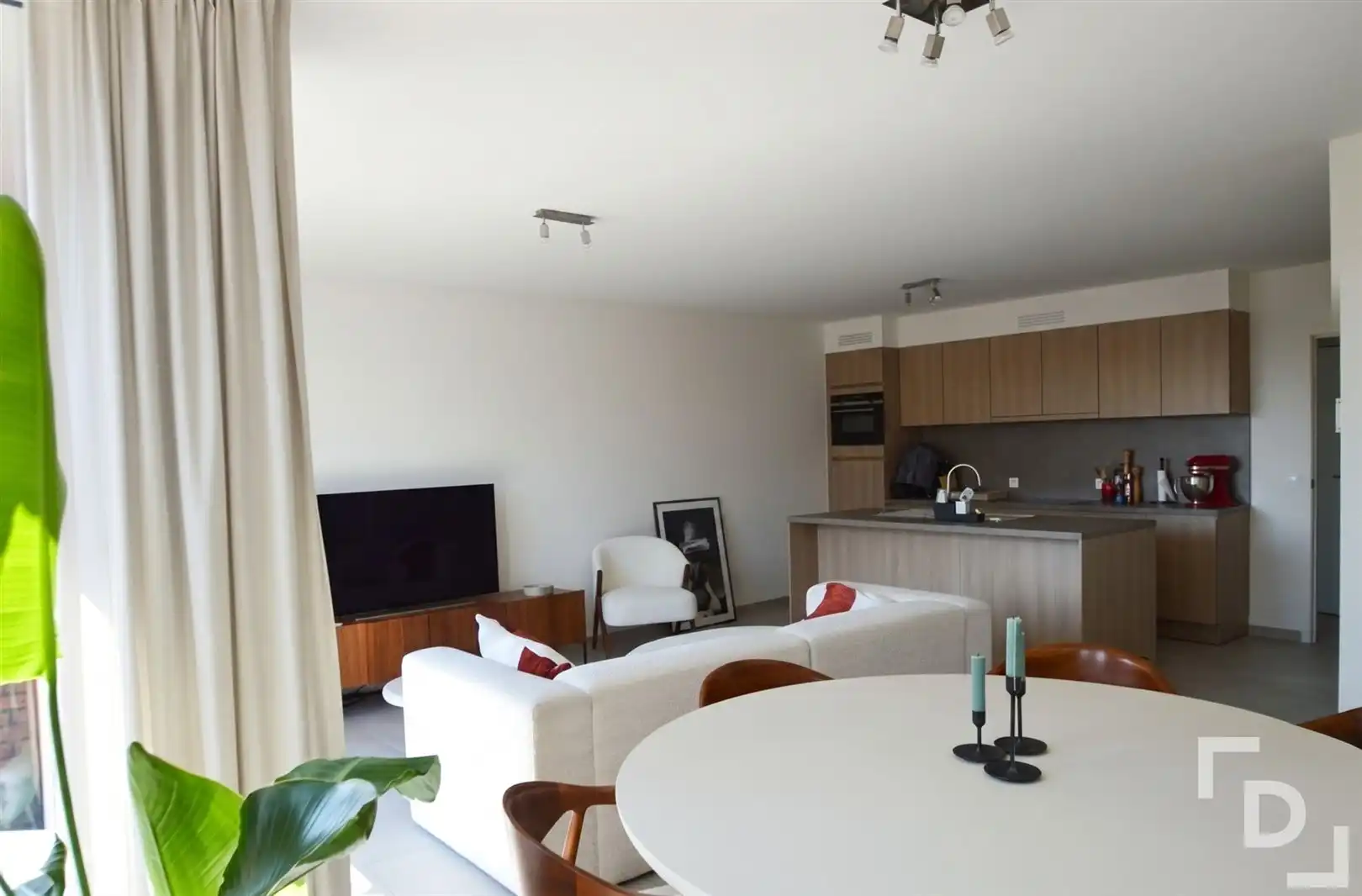 Lichtrijk appartement met carport en berging foto 3