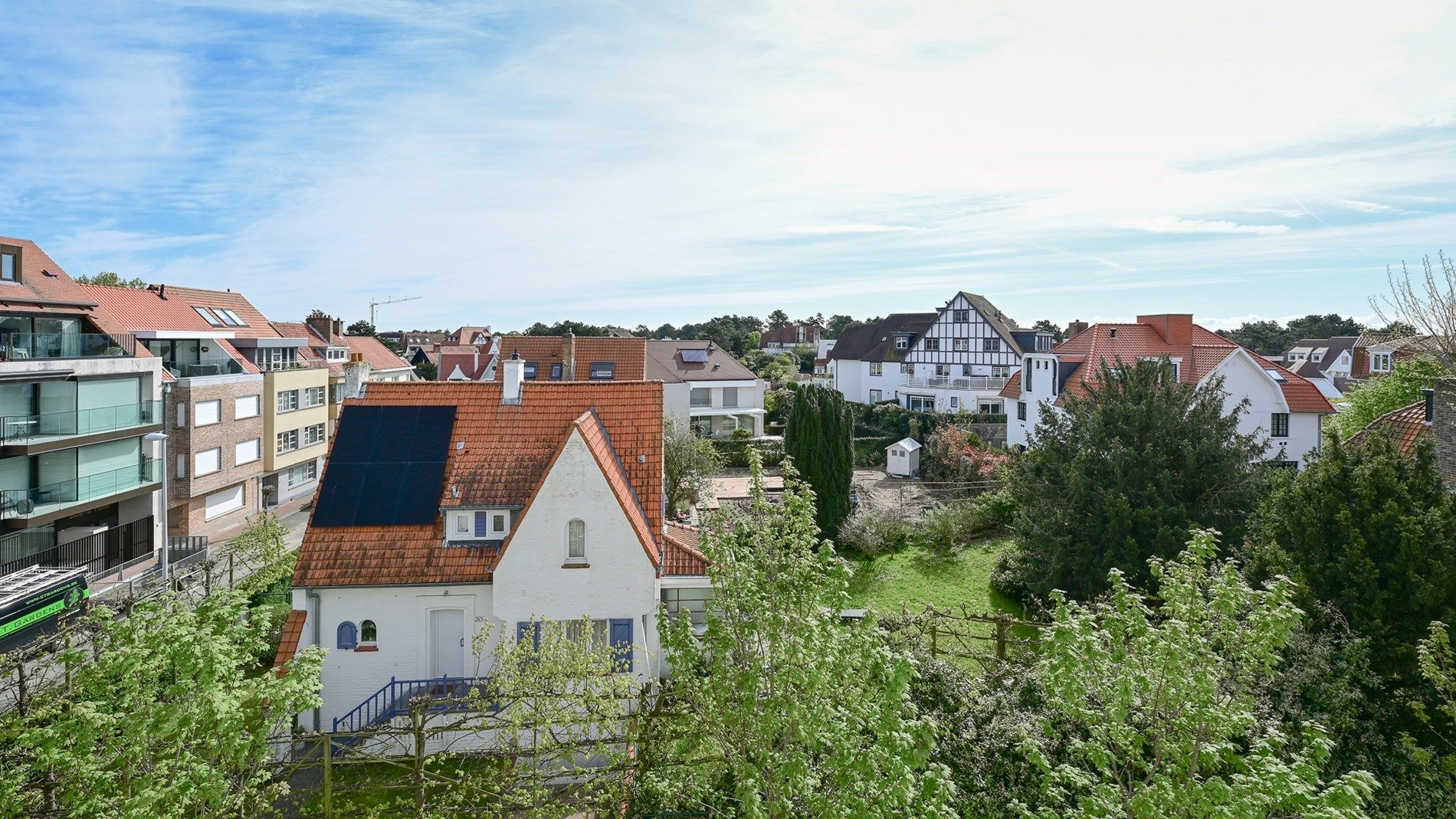 Verzorgd appartement met aangename gevelbreedte genietend van een prachtig open zicht op de villa's, gelegen in het centrum van Knokke. foto 6