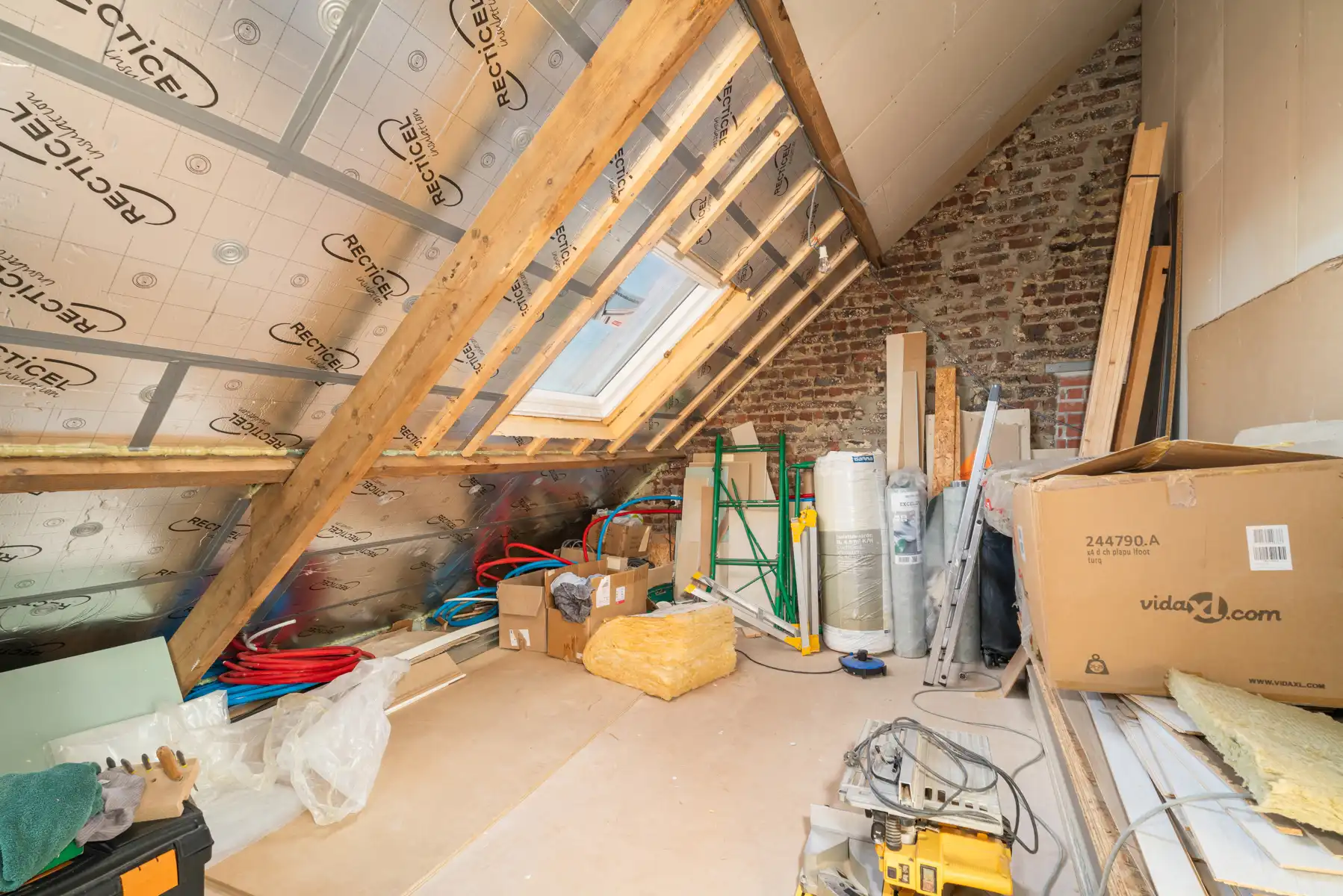 TE KOOP - deels gerenoveerde woning met 4 slaapkamers foto 15