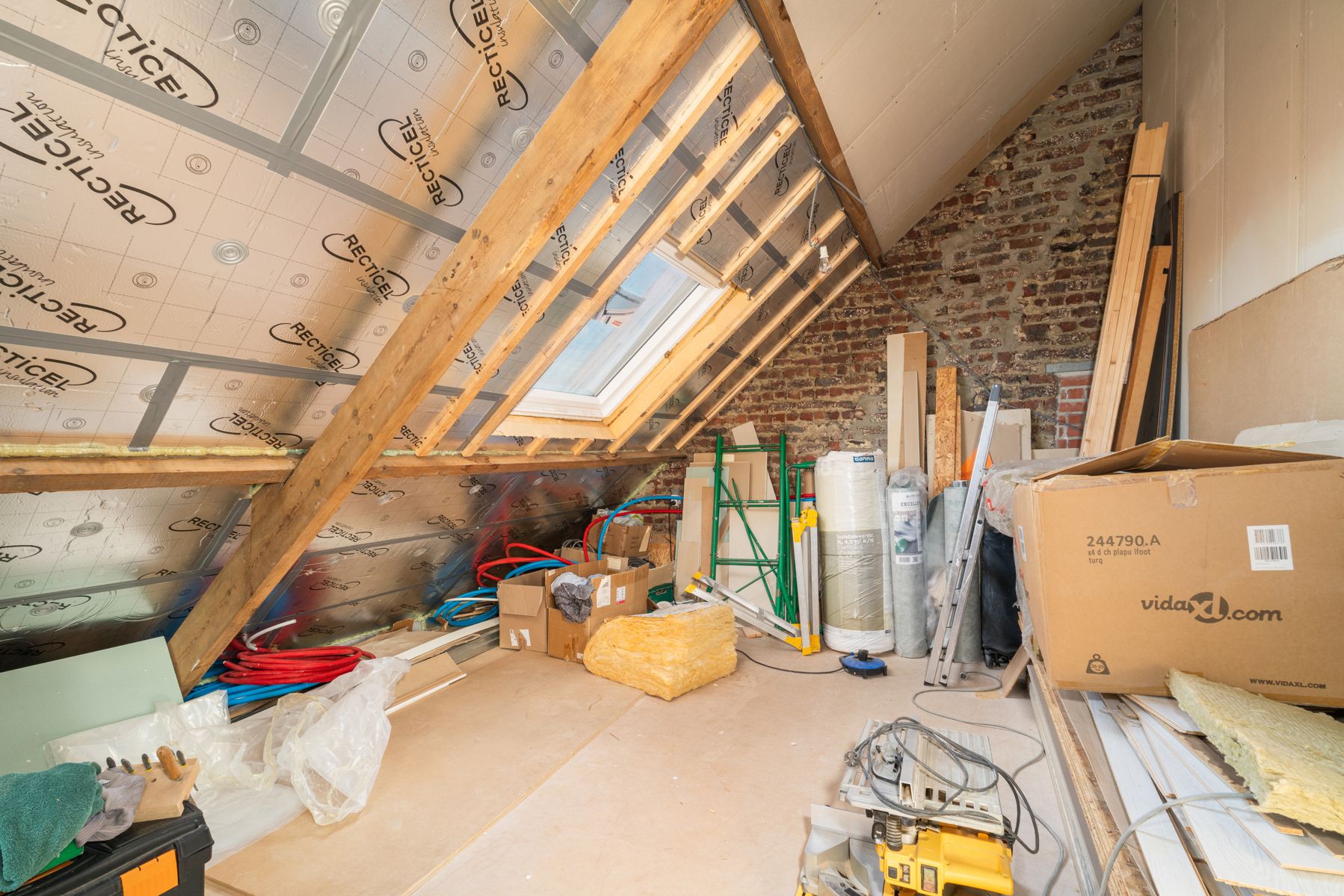 TE KOOP - deels gerenoveerde woning met 4 slaapkamers foto 15