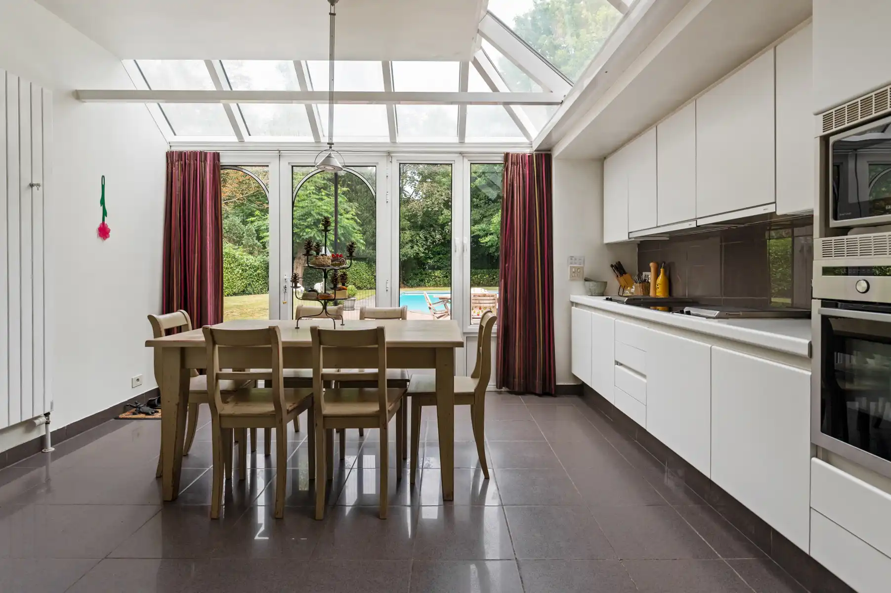 Ruime villa met aparte praktijkruimte op ca. 2.168 m2. foto 13