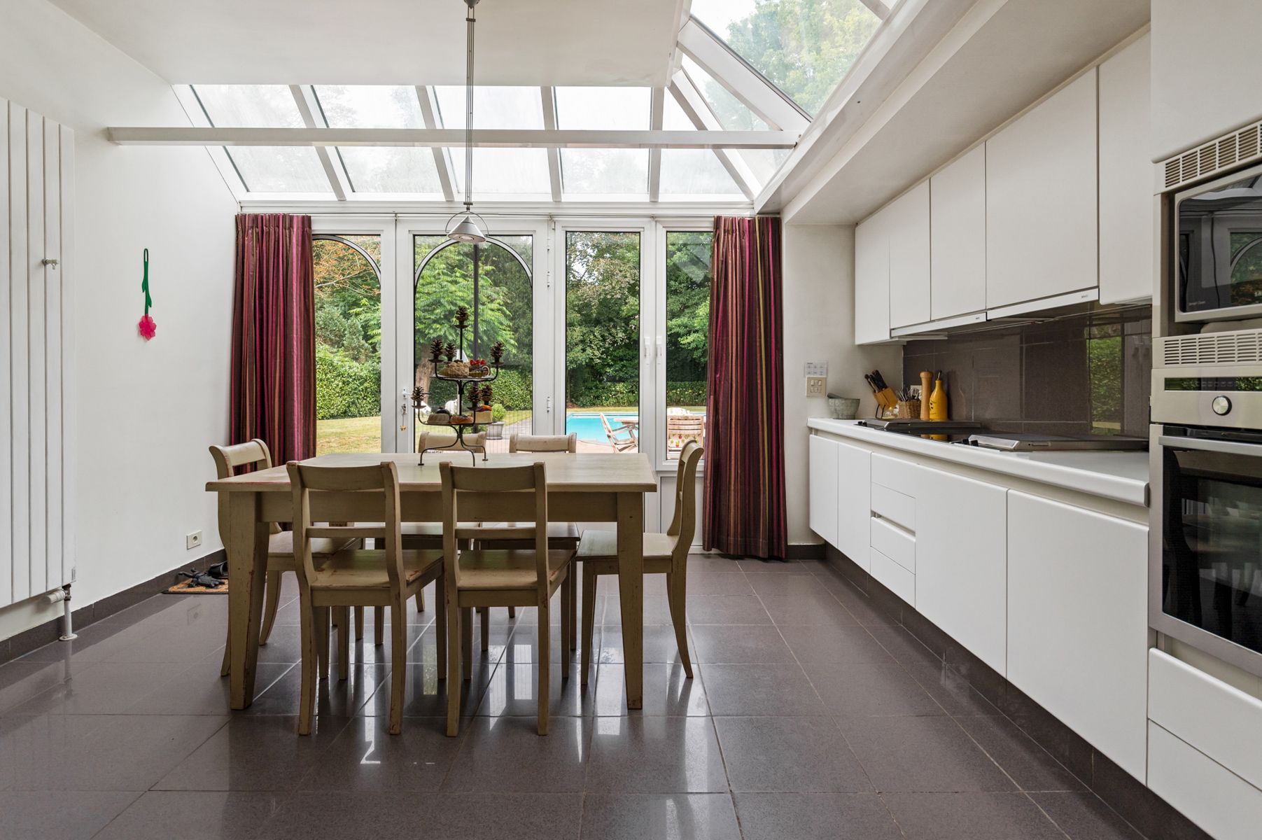 Ruime villa met aparte praktijkruimte op ca. 2.168 m2. foto 13