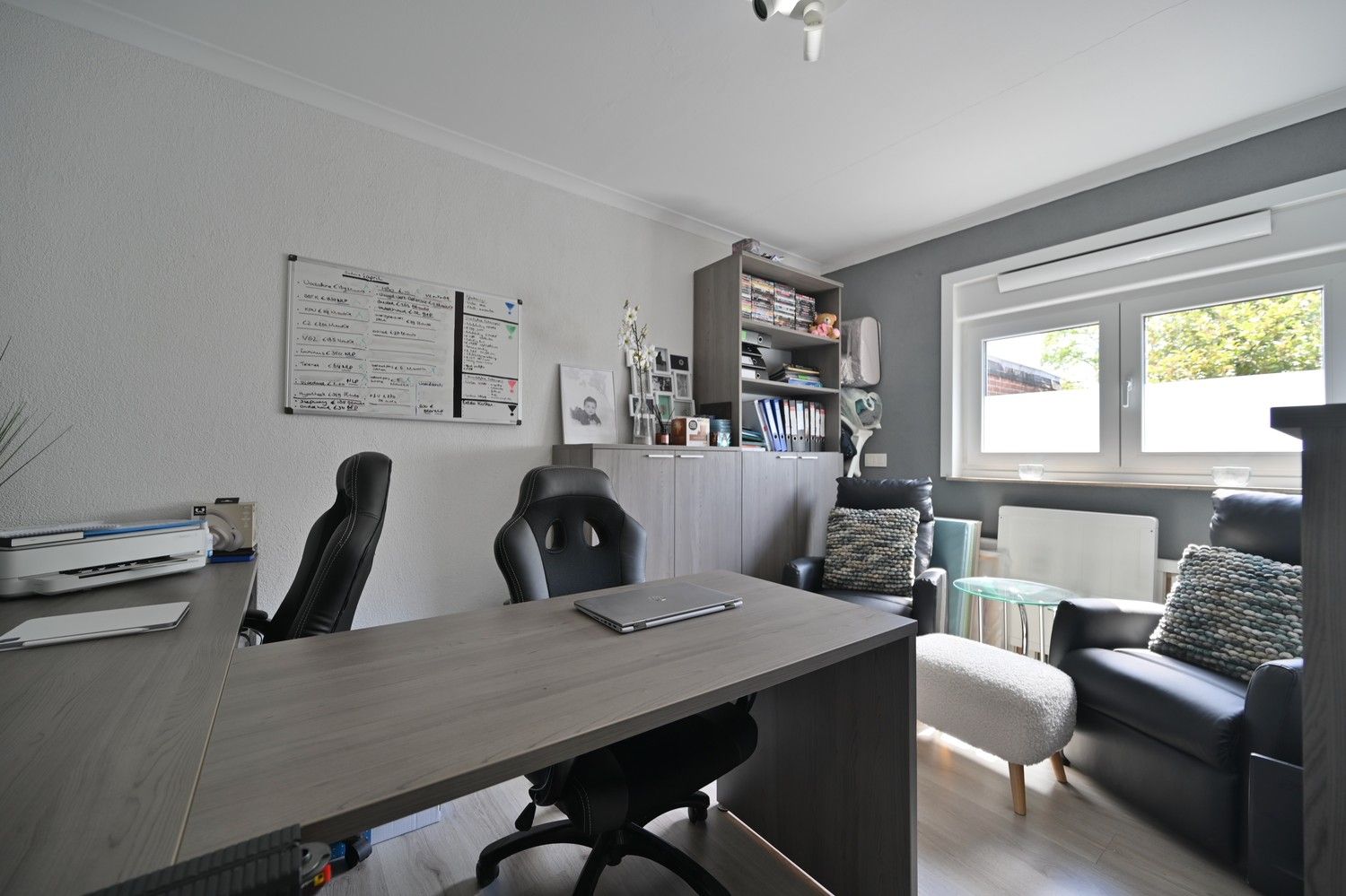Halfvrijstaande bel-etagewoning met 3 slaapkamers, bosrijk gelegen in residentiële laan foto 12