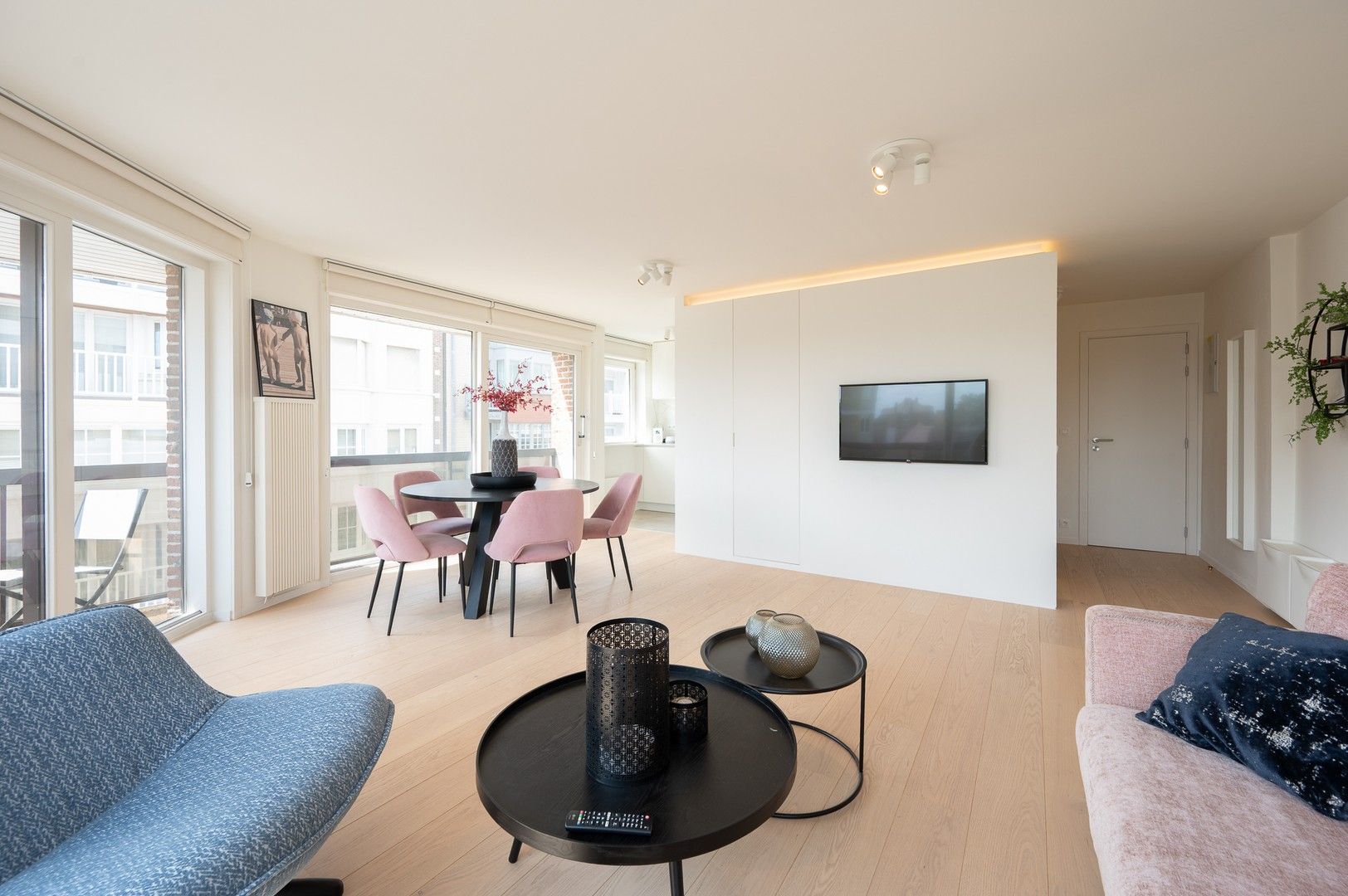 Hoekappartement met zuidwest oriëntatie en open zicht over het Driehoeksplein. foto 4