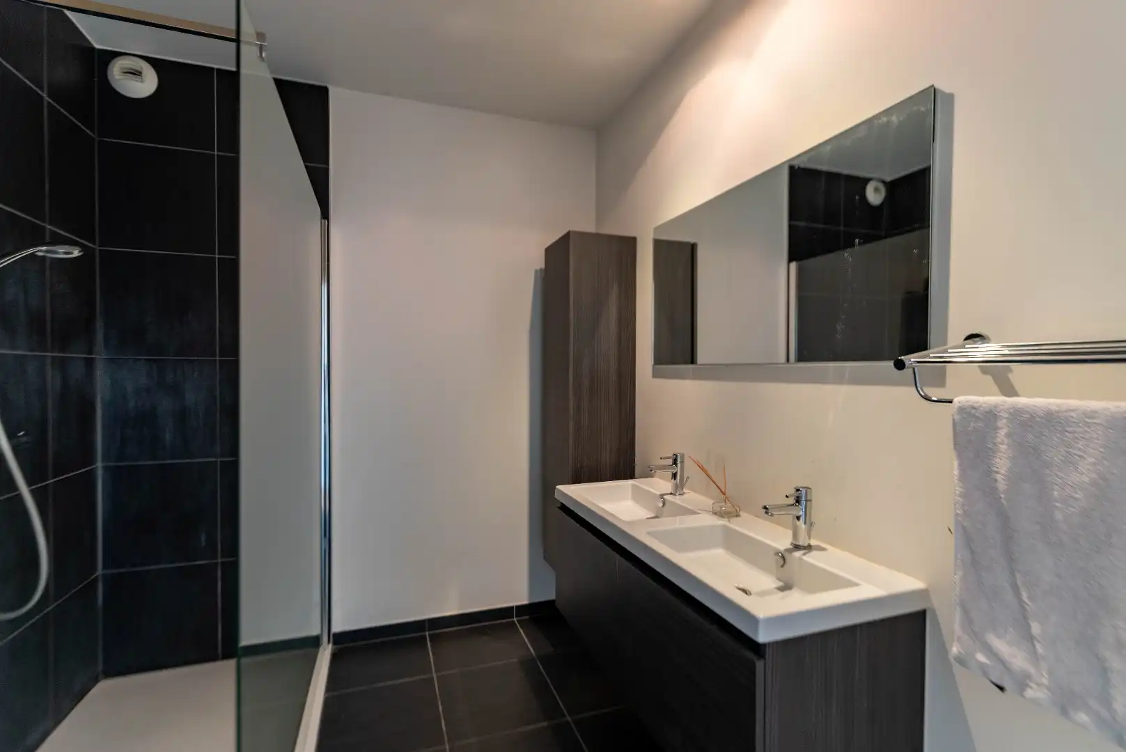 Luxueus appartement met 2 slk, terras en parking foto 10