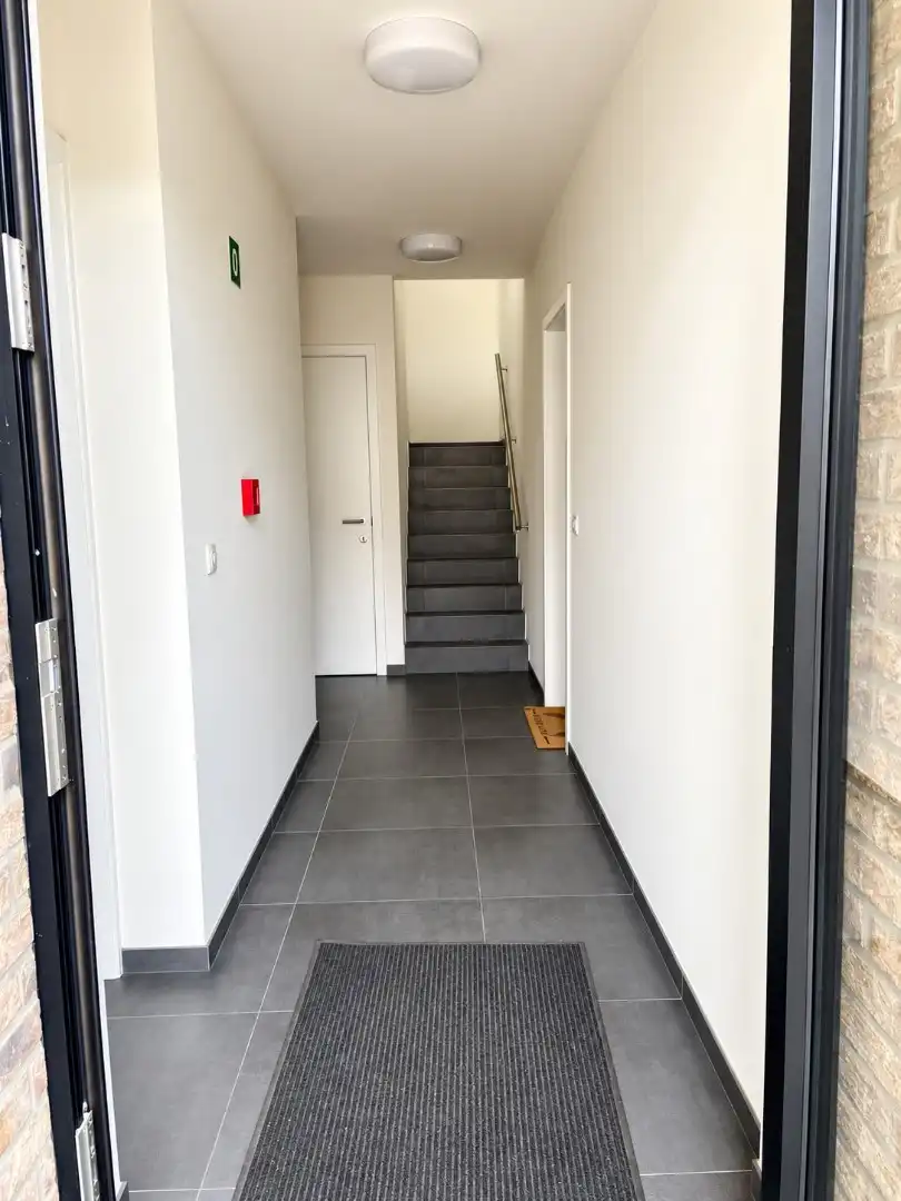 Comfortabel appartement met 3 slaapkamers, terras, tuin en carport. foto 3