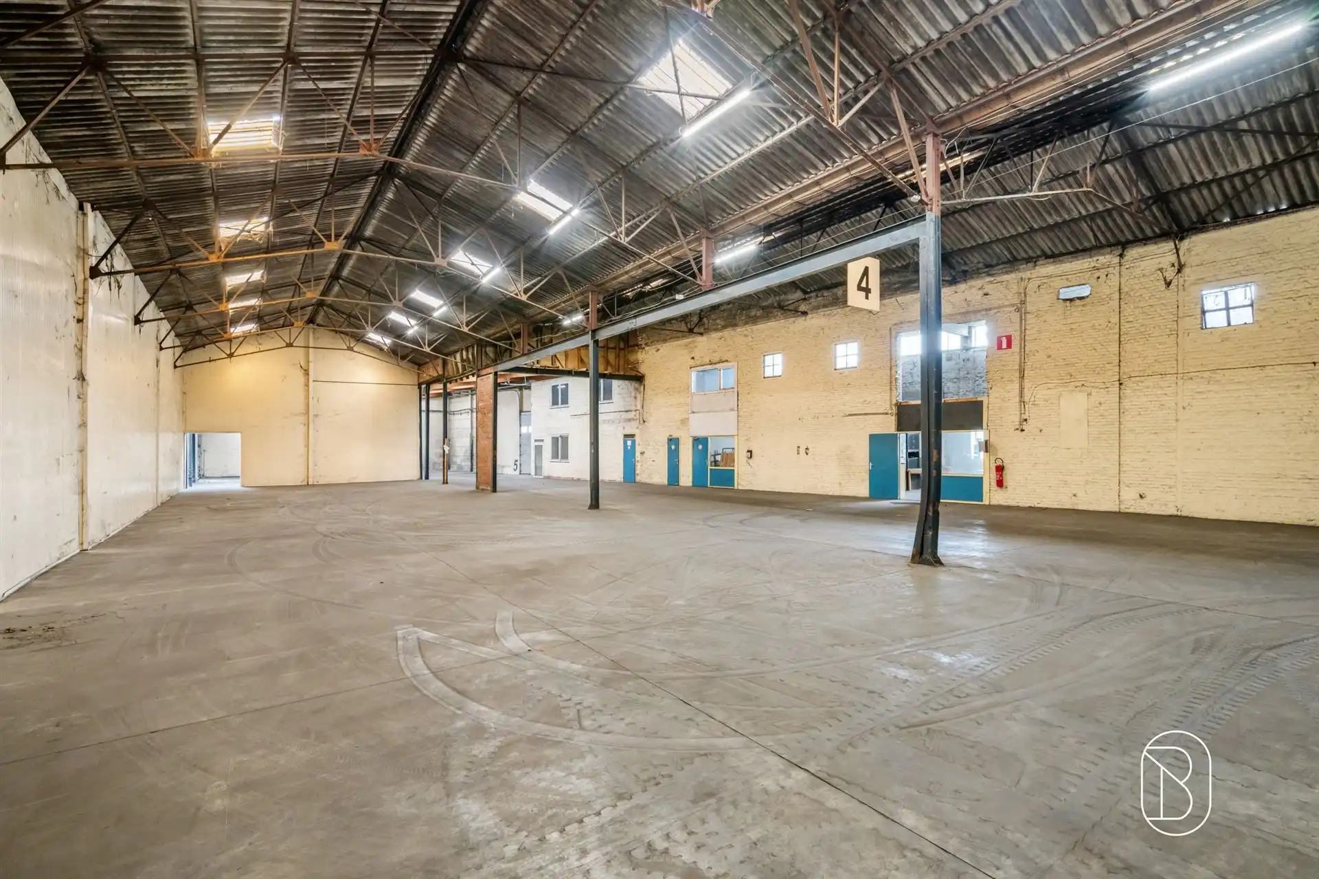 Loodsencomplex met parking, op een centrale ligging  foto 11