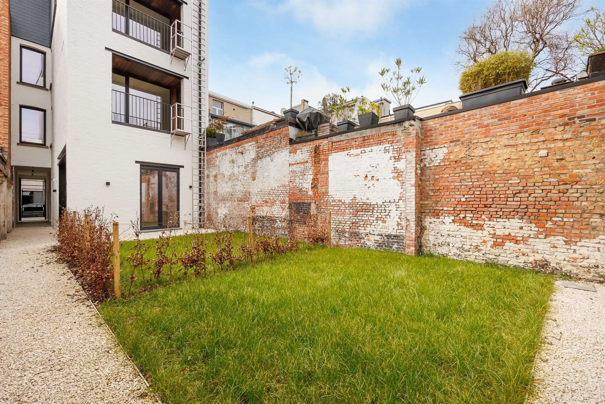 Centraal gelegen casco ruimte met privatieve tuin.  foto 10