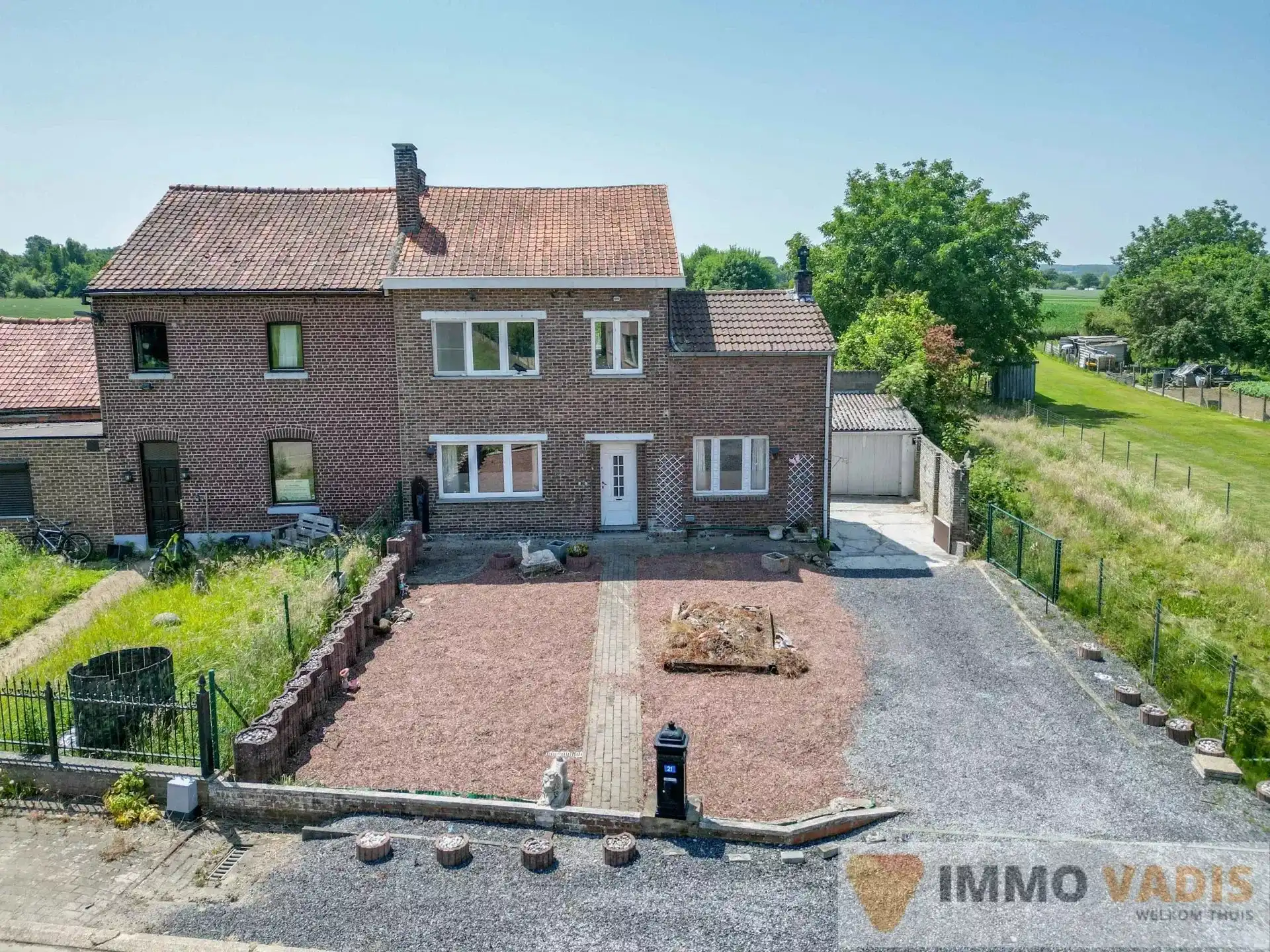 Halfopen woning foto {{pictureIndex}}