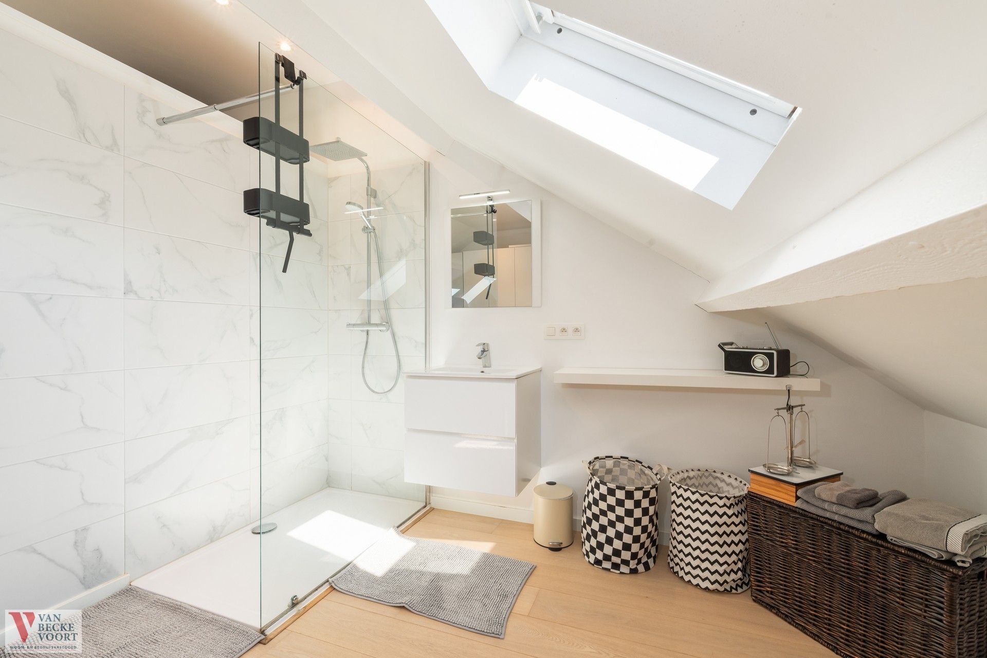 Authentieke charme en moderne luxe in hartje Mariakerke foto 13