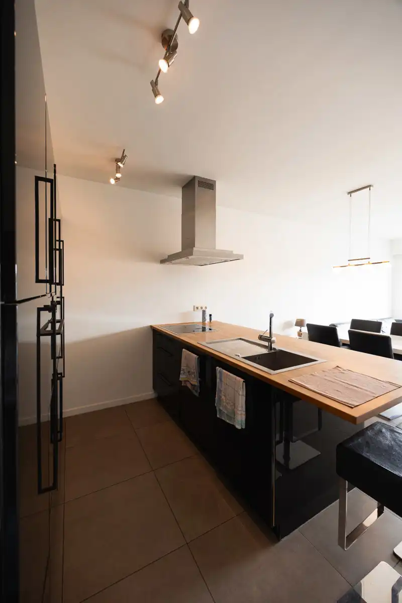 Instapklaar gelijkvloers appartement met tuin en carport foto 9