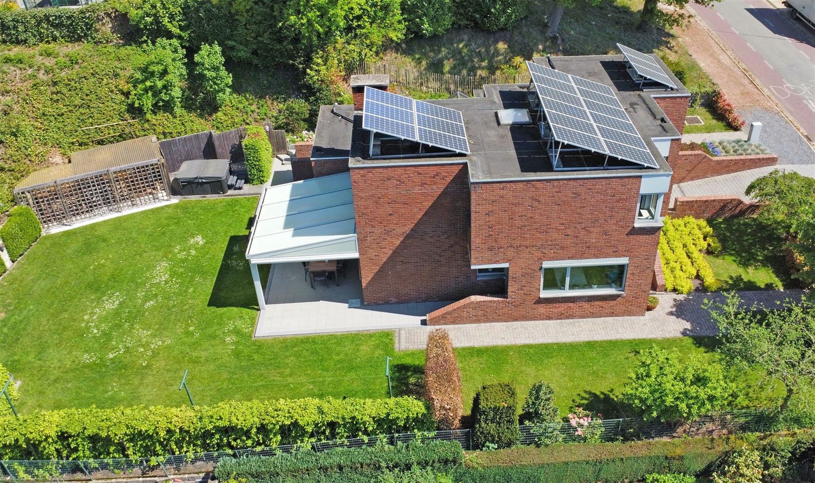 Gerenoveerde gezinswoning met groen zicht foto 25