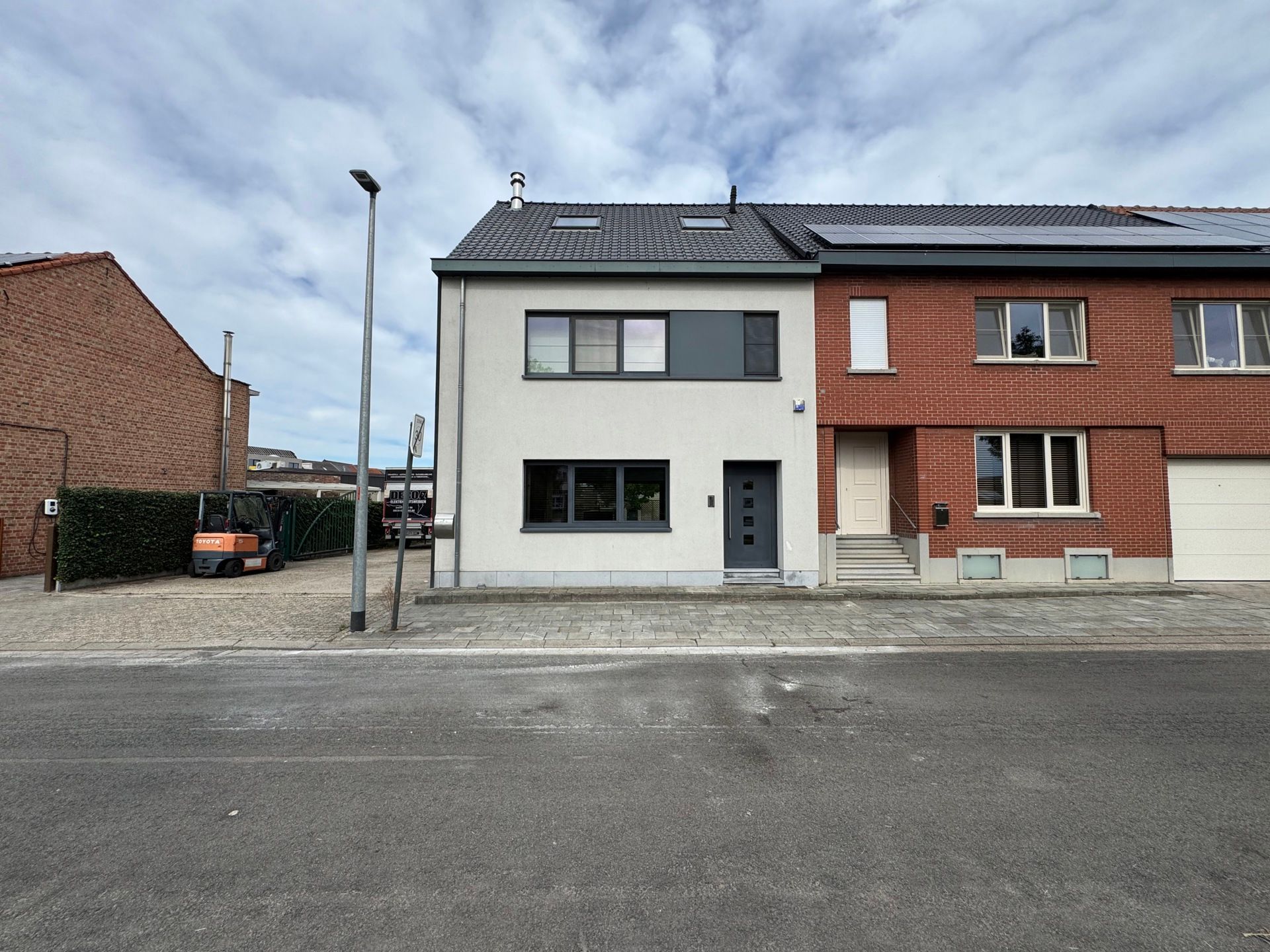 Charmante, energiezuinige halfopen bebouwing te huur in Sint-Amands foto {{pictureIndex}}