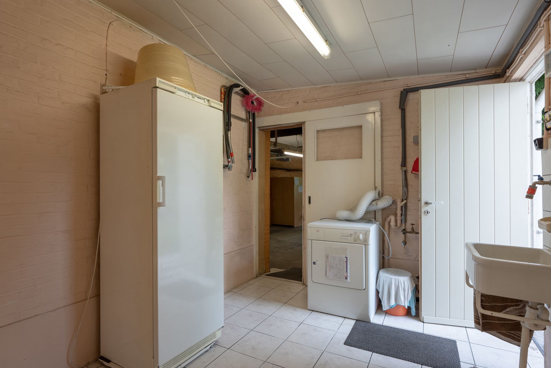 Goed gelegen te renoveren woning met 3 slaapkamers, garage en ruime tuin! foto 5