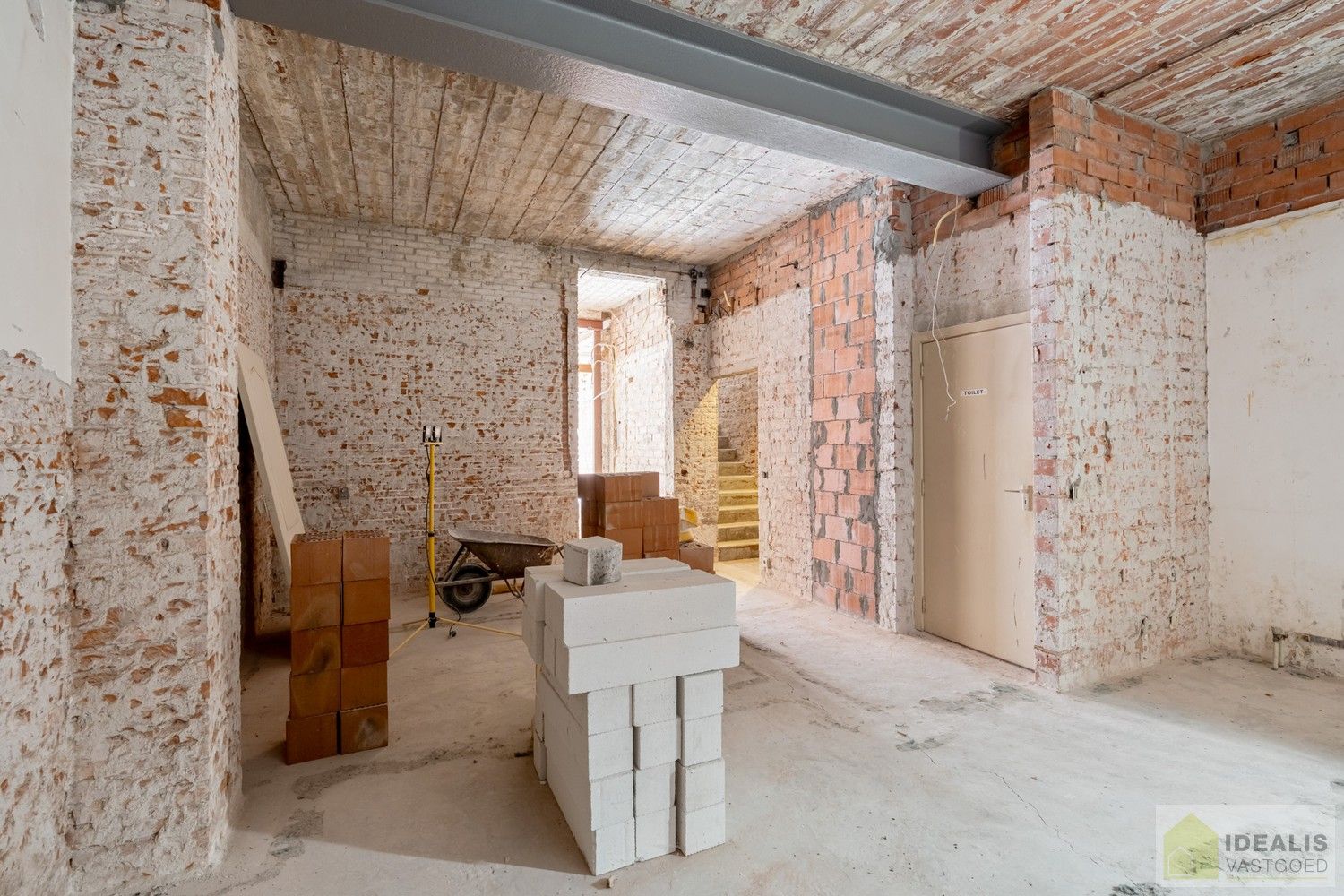 Ruim opgezet, klassevol en naar wens af te werken/ in te richten pand met winkel/kantoorruimte én uiterst ruim appartement met maar liefst 4 slaapkamers foto 8