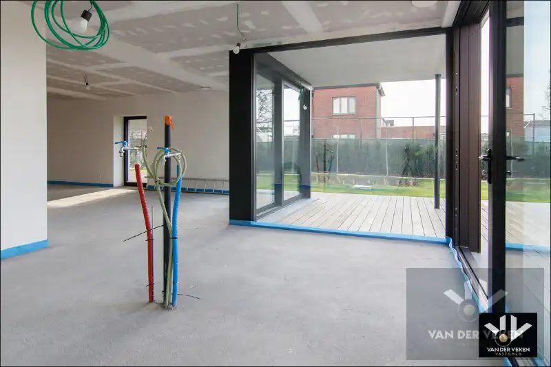 TOTAAL VERNIEUWDE WONING - ENKEL NOG AFWERKEN NAAR EIGEN SMAAK EN INZICHT foto 6