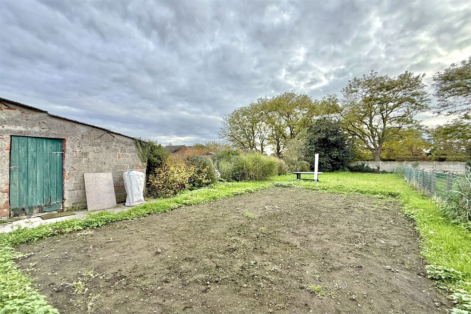 Grond HOB 730m² met te slopen gebouwen foto 5