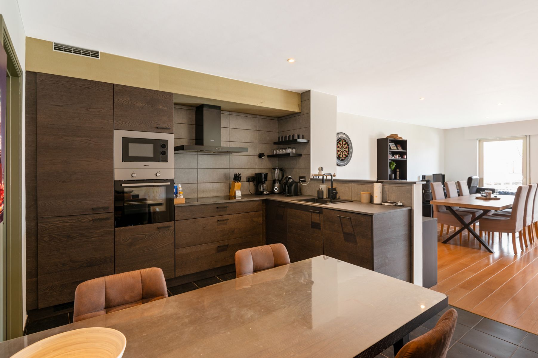 Volledig vernieuwd appartement met ruim terras en garagebox foto 8