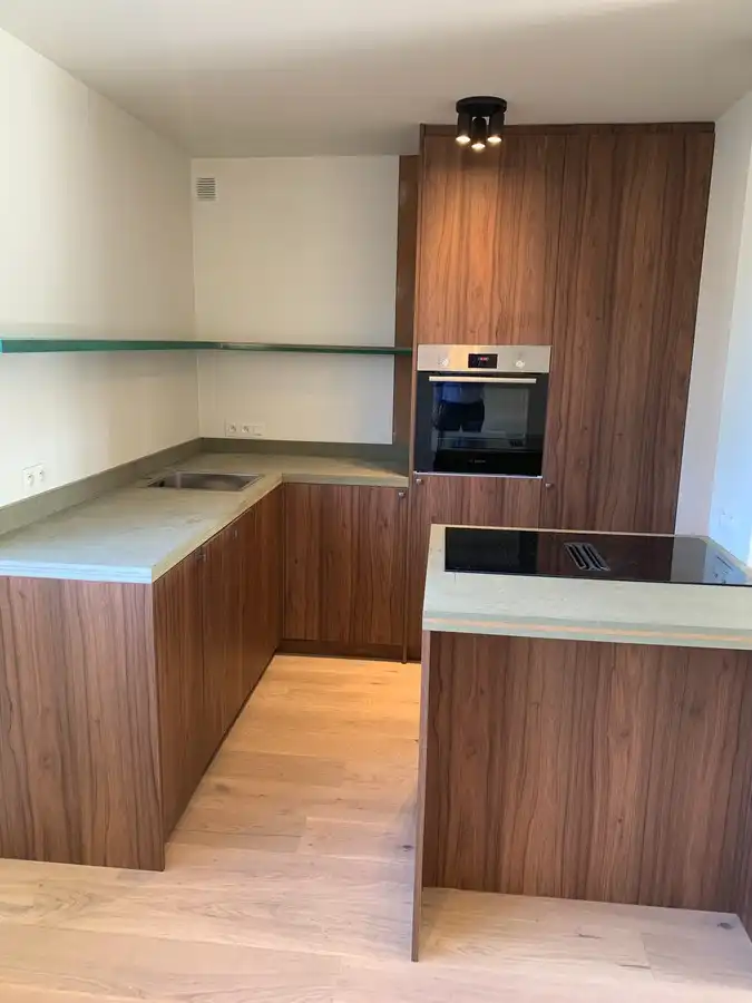 Volledig vernieuwd één slaapkamer appartement te huur in Merksem op de tweede verdieping foto {{pictureIndex}}