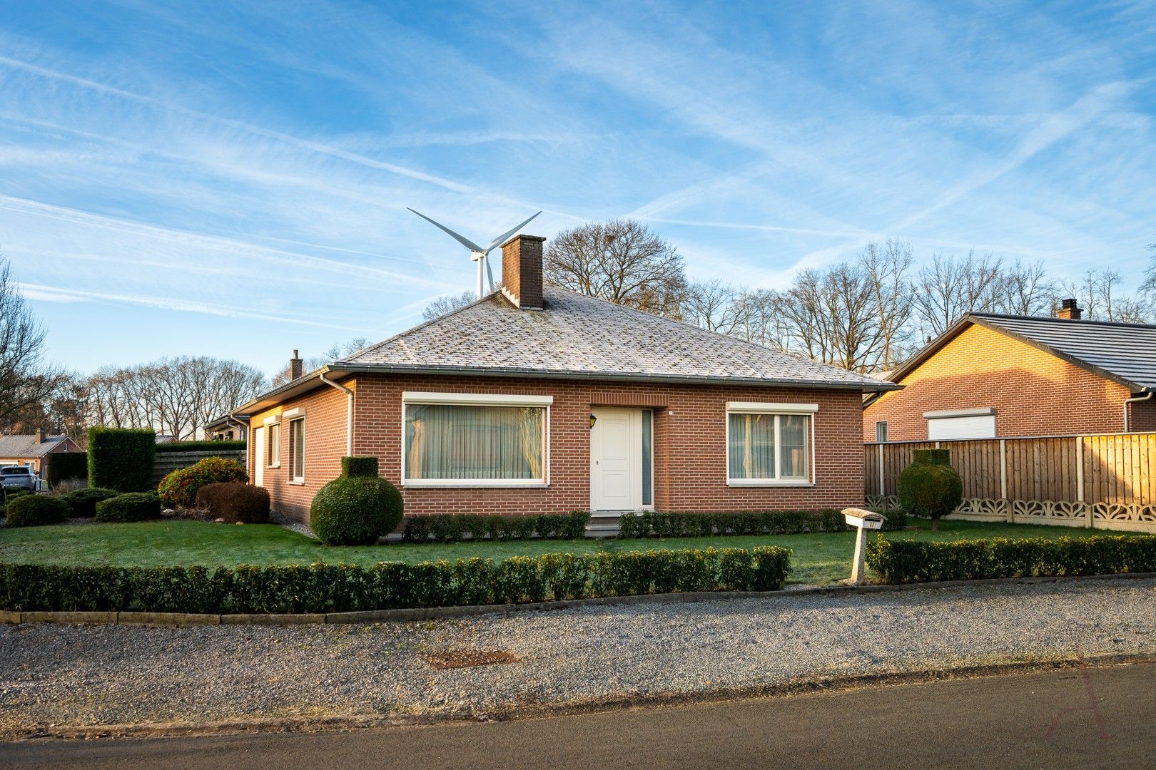 Hoofdfoto van de publicatie: Gelijkvloerse woning op 680 m² in rustige woonwijk Dorperveld (Neeroeteren)