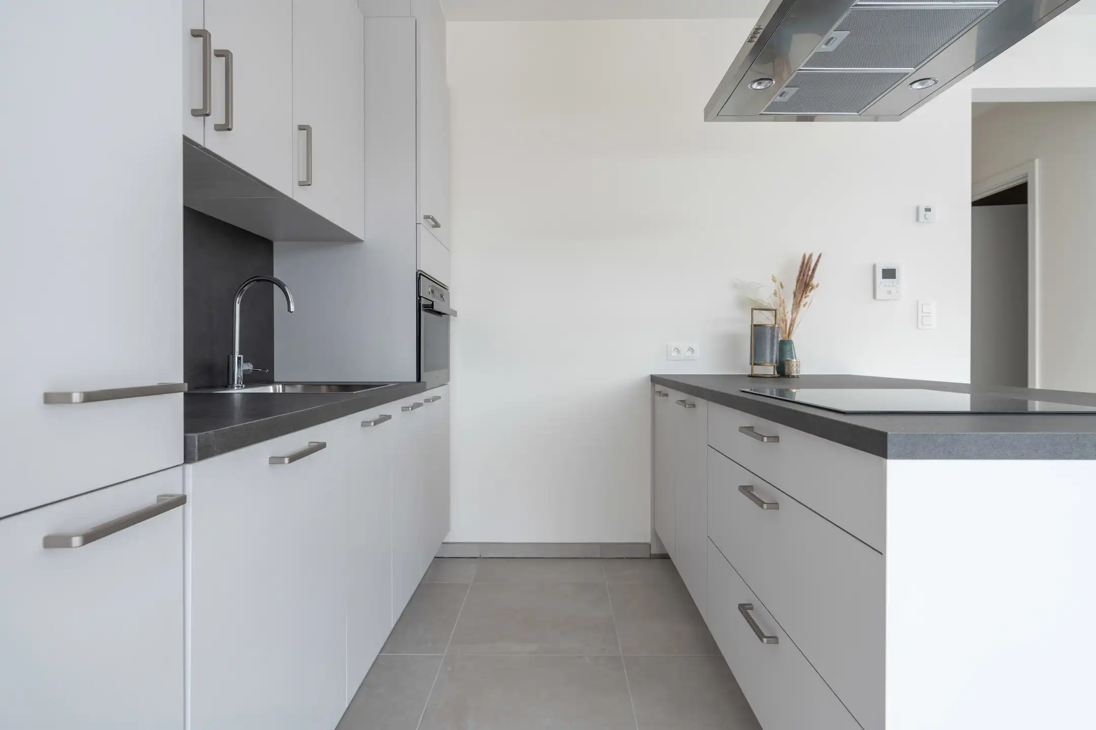 Nieuwbouwappartement met 2 slpks, terras en autostaanplaats. foto 5