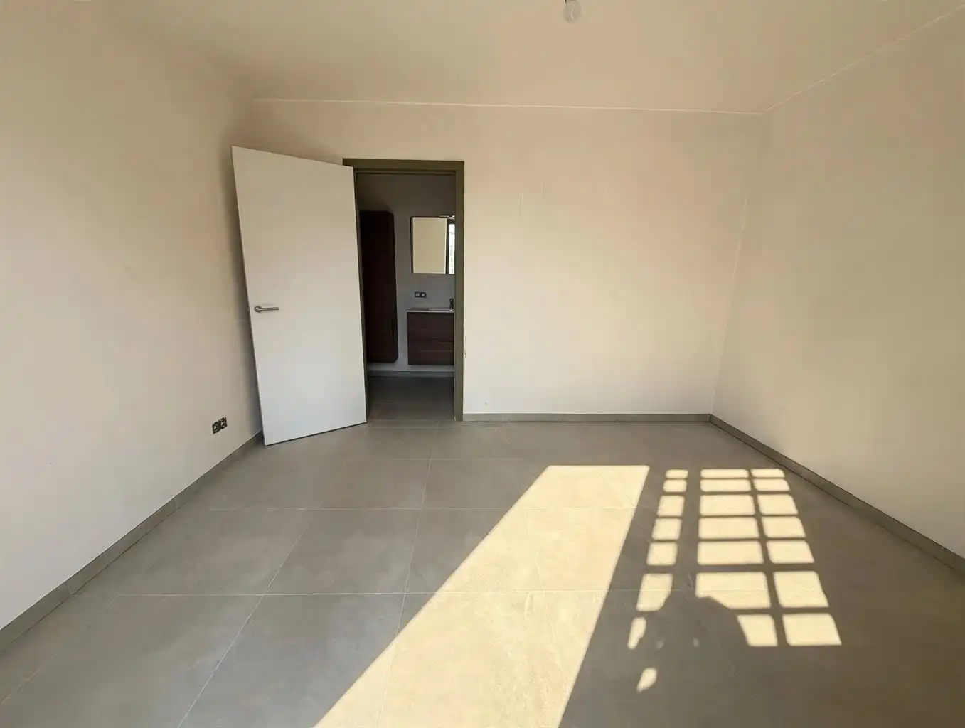 Gelijkvloers, energiezuinig BEN-appartement met 1 slaapkamer, ruim zuidgericht terras, private tuin en ondergrondse autostaanplaats in hartje Maaseik. foto 10