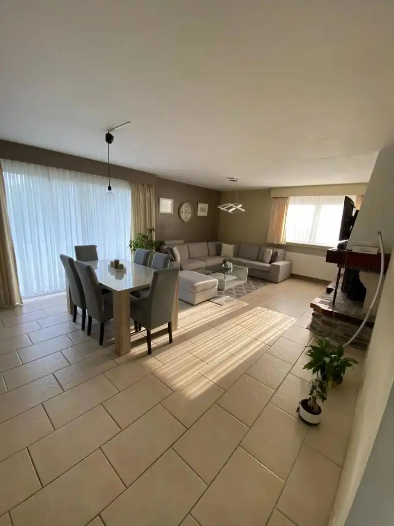 Gerenoveerd 3-slaapkamerappartement met staanplaats foto 5