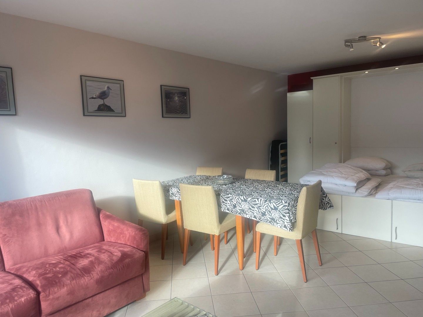 Gemeubelde studio met zonnebalkon en autostandplaats dichtbij foto 2