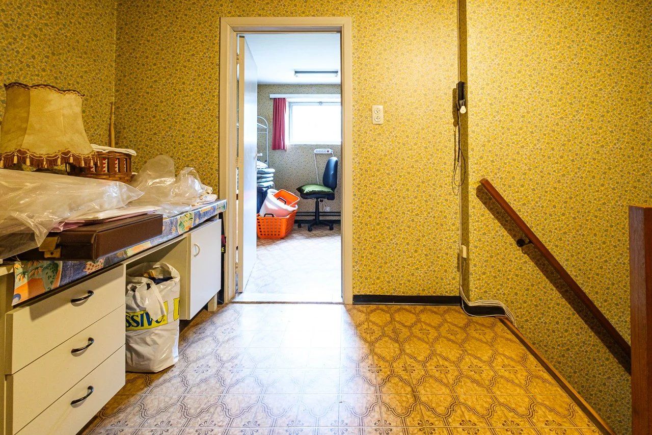 Ruime, op te knappen villa met handelsruimte foto 29