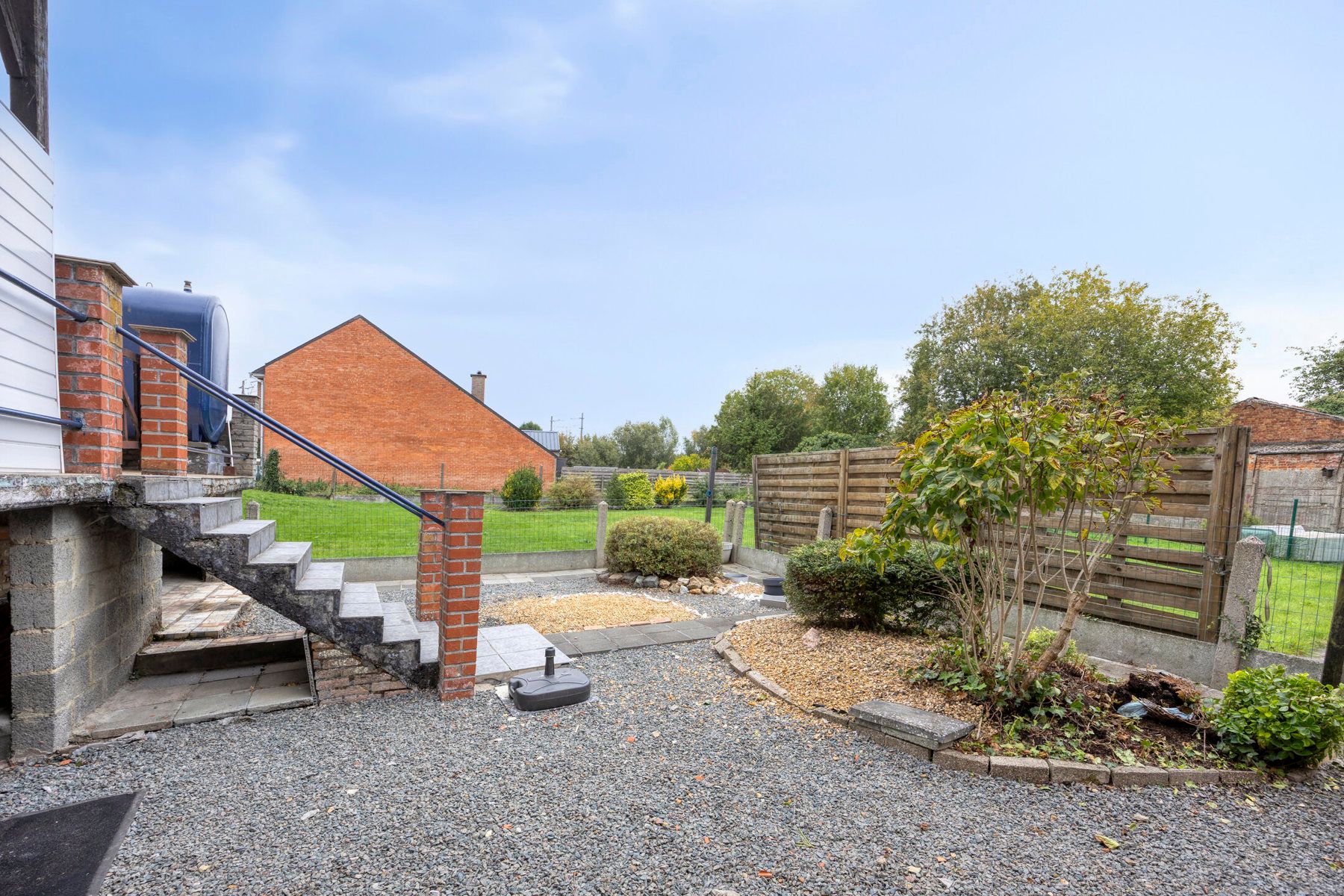 Charmante te renoveren woning met tuin foto 20