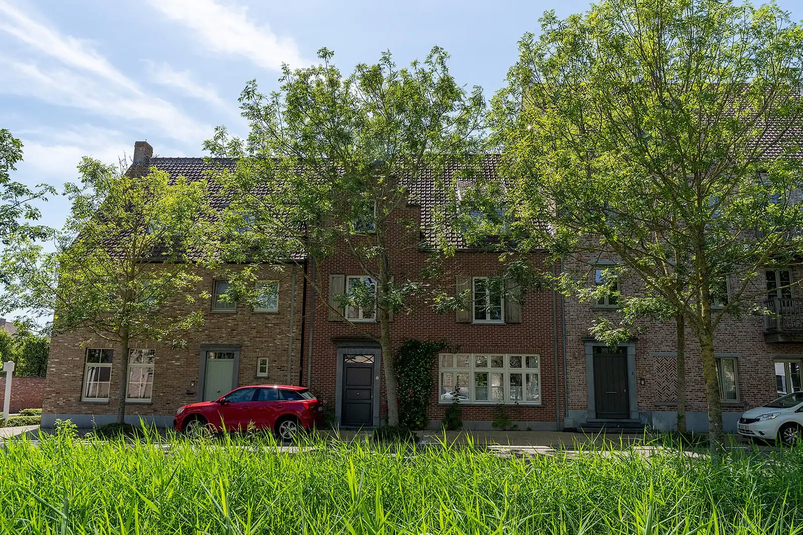 Zeer ruime gezinswoning met garage en tuin in Heulebrug foto {{pictureIndex}}