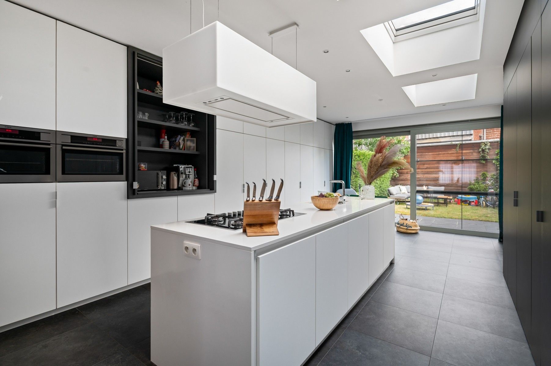 Lichtrijke en ruime woning op uitstekende ligging foto {{pictureIndex}}